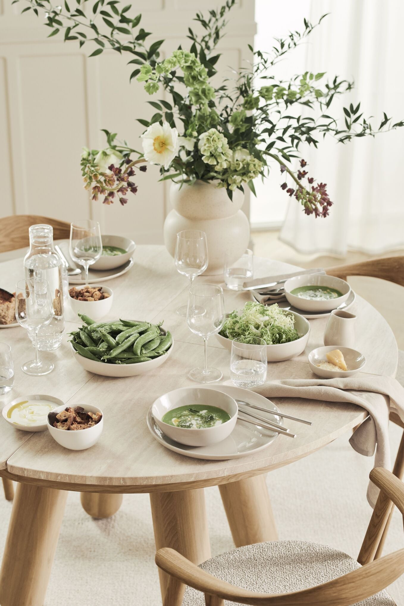 Ronde tafel BALANCE van marmer met gebleekt eikenhout
