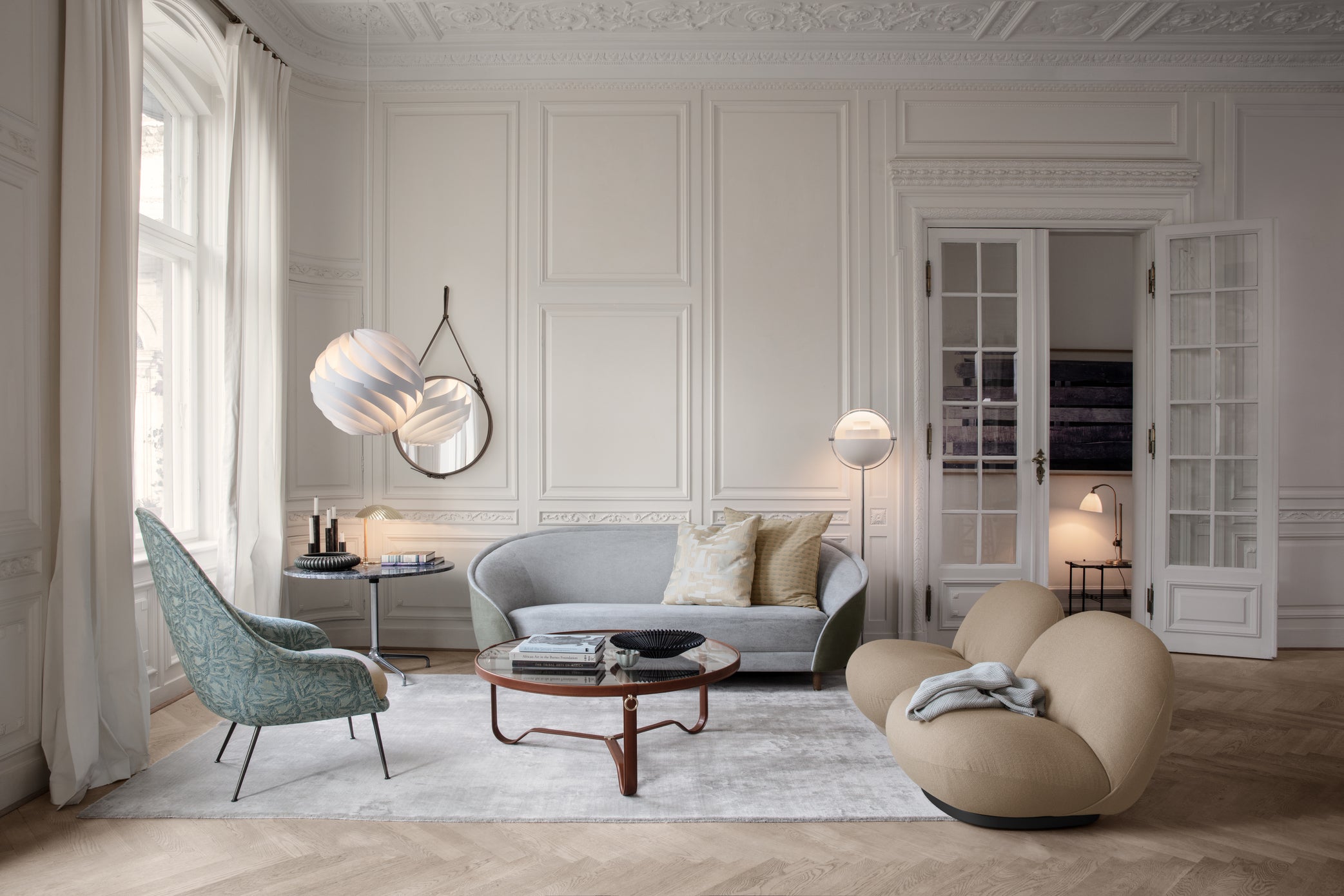 ADNET glazen en zwart leren salontafel