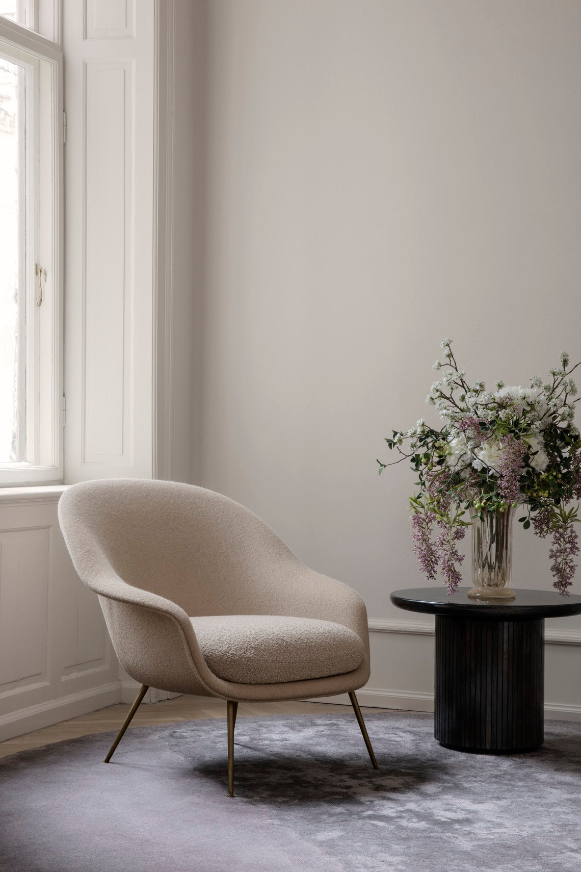 Fauteuil BAT gestoffeerd met zwarte basis