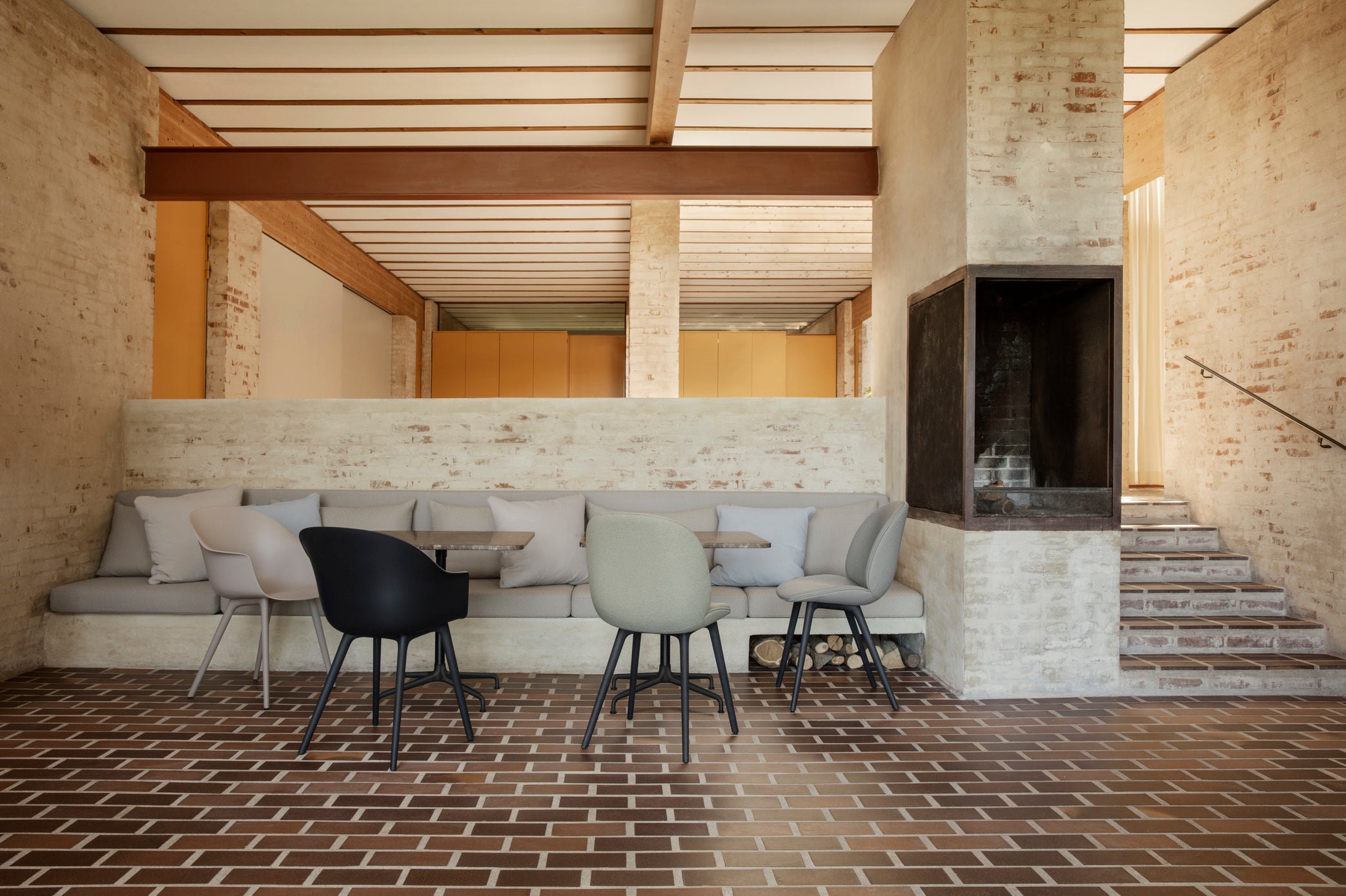 Stoel BAT wit met zwarte basis