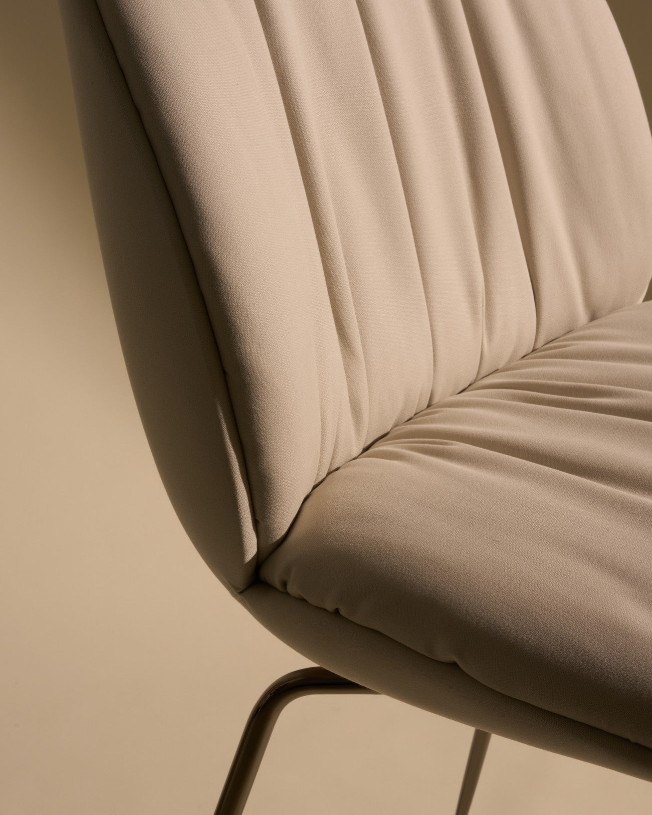 Barkruk BEETLE SOFT gestoffeerd met een zwarte verchroomde basis