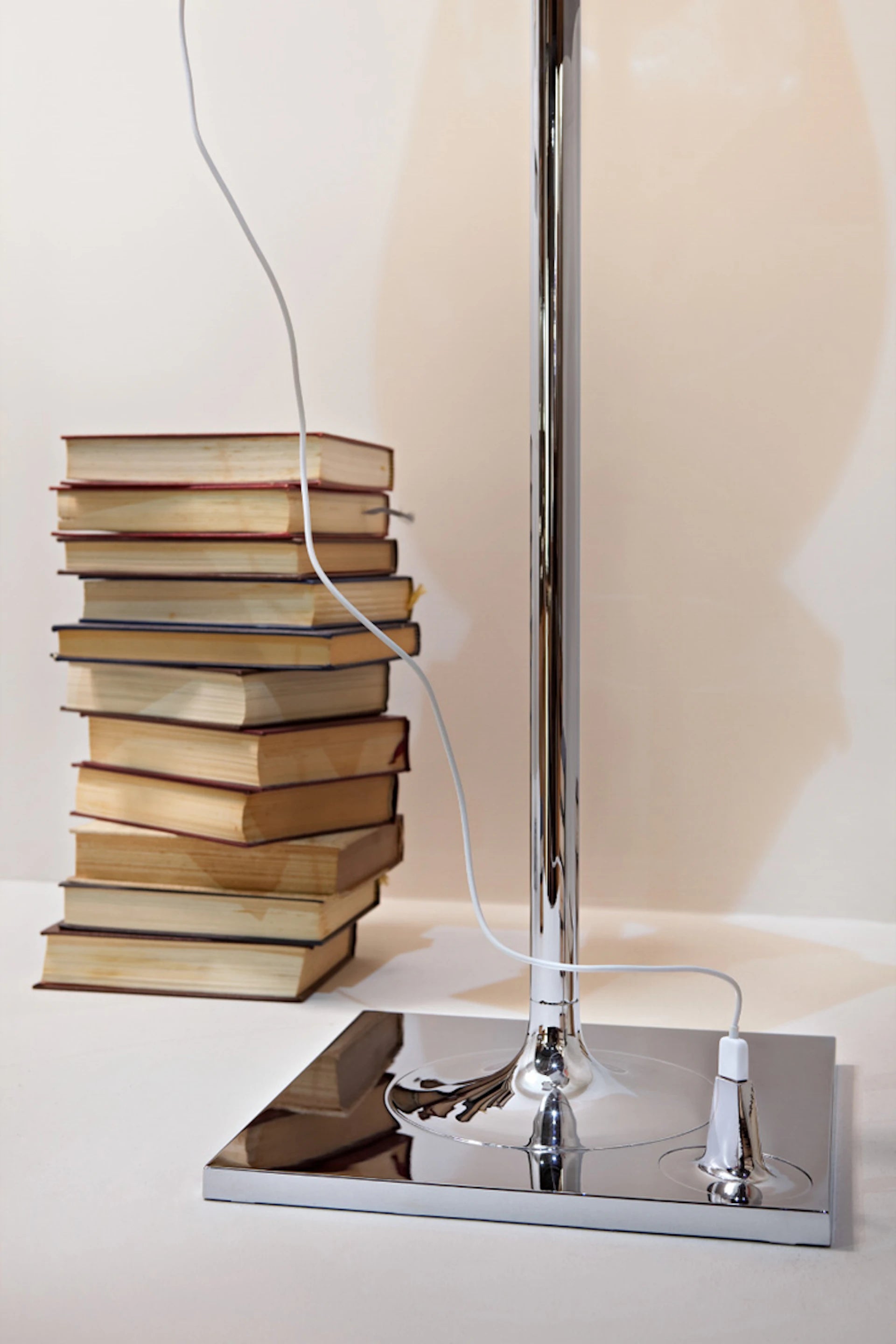 Stehlampe BIBLIOTHEQUE NATIONALE silber mit grauem Schirm
