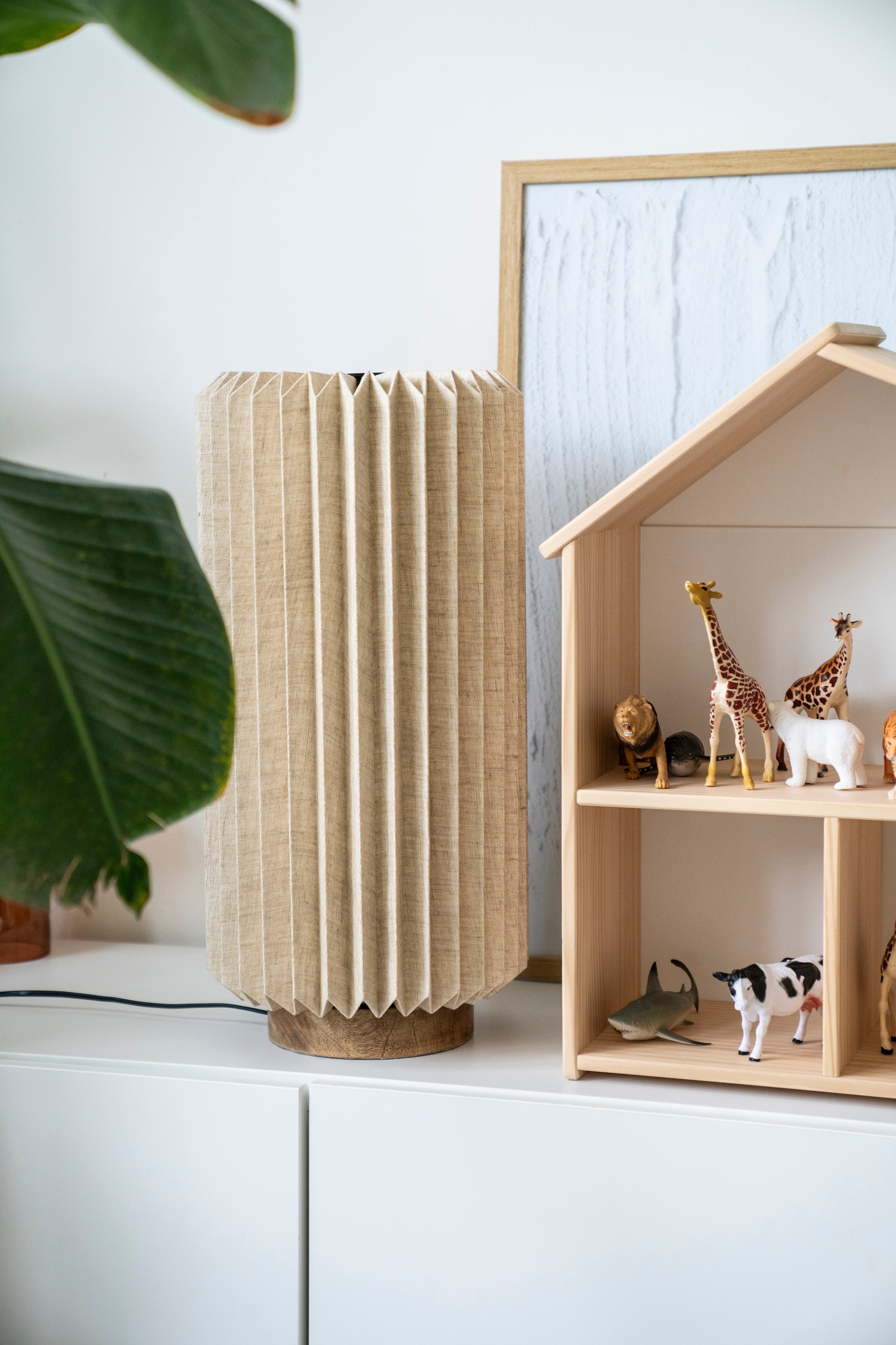 Tafellamp ZUKI van papier en linnen met houten voet