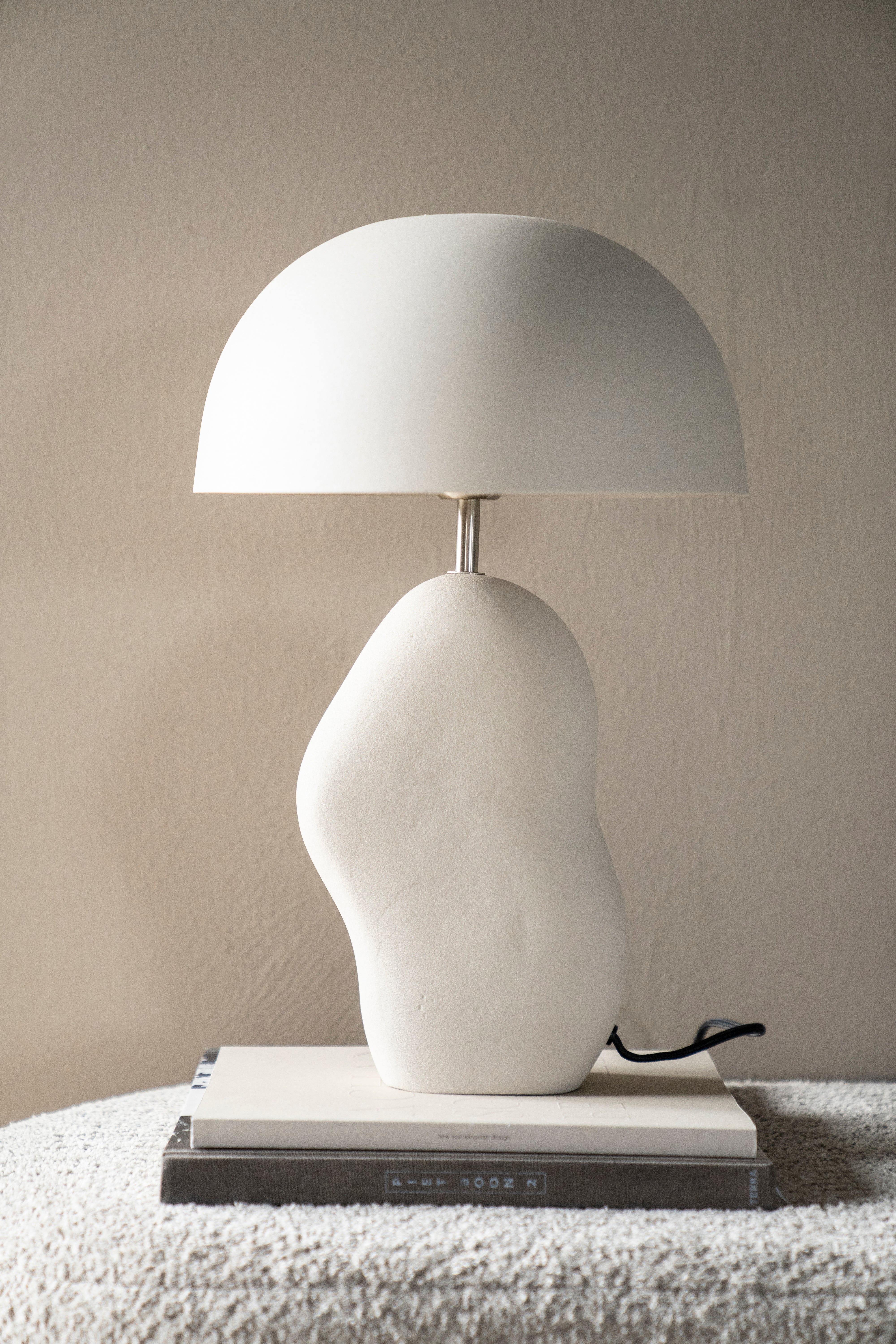Lampa stołowa AIZU kremowy – styl minimalistyczny