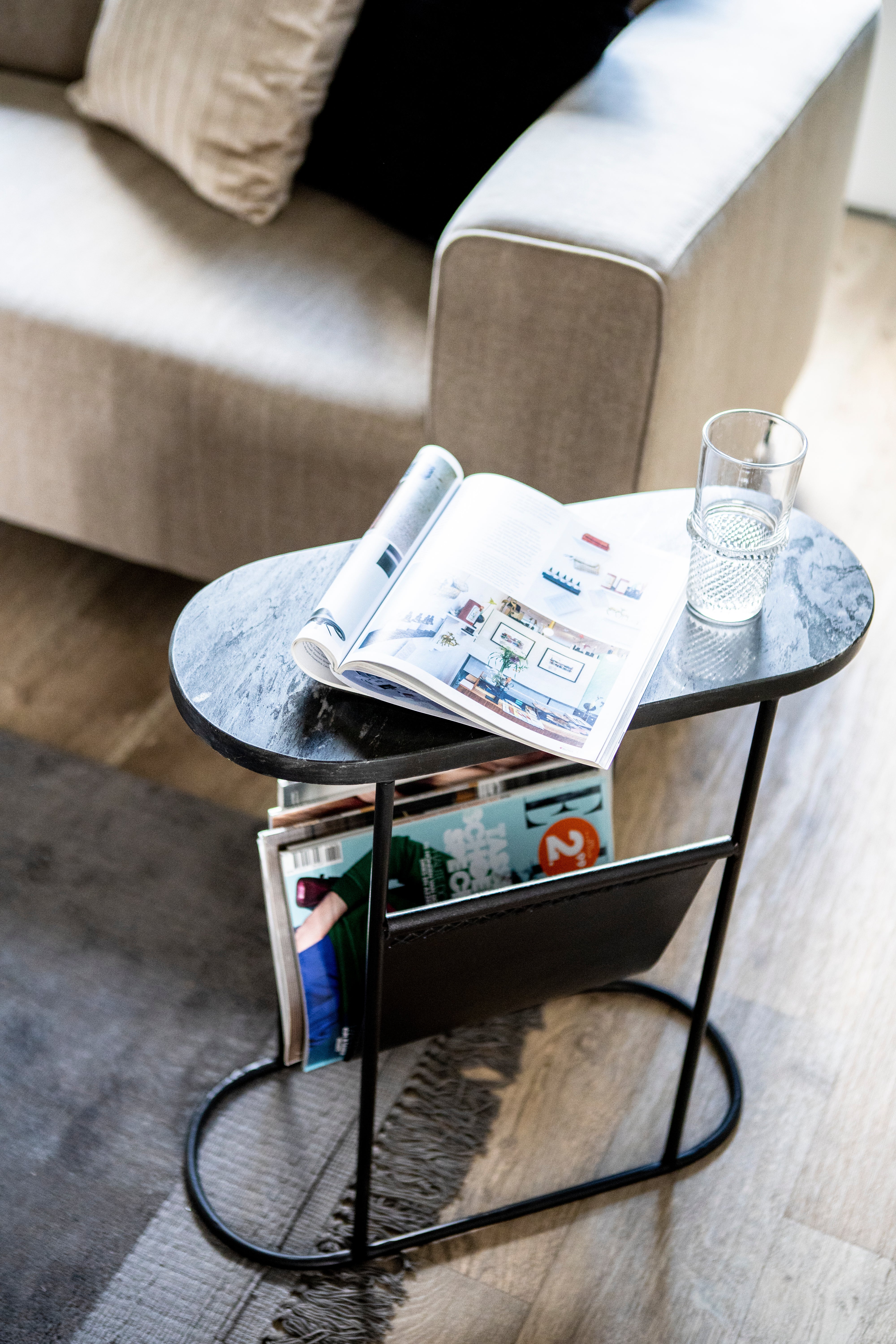 Hulp tafel DAILY zwarte leer met marmeren blad