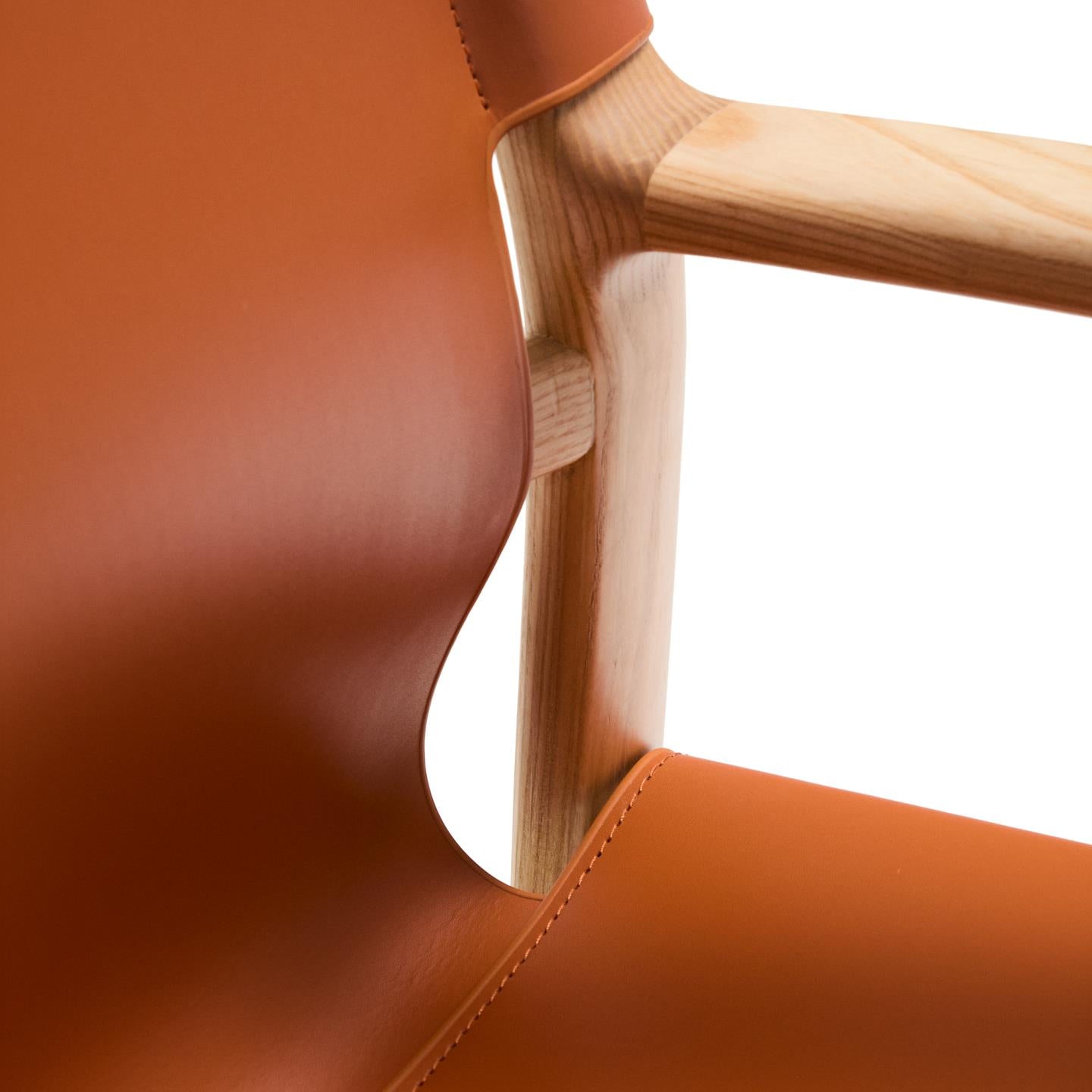 Stoel JAN lichtbruin gerecycled leer met essenhout