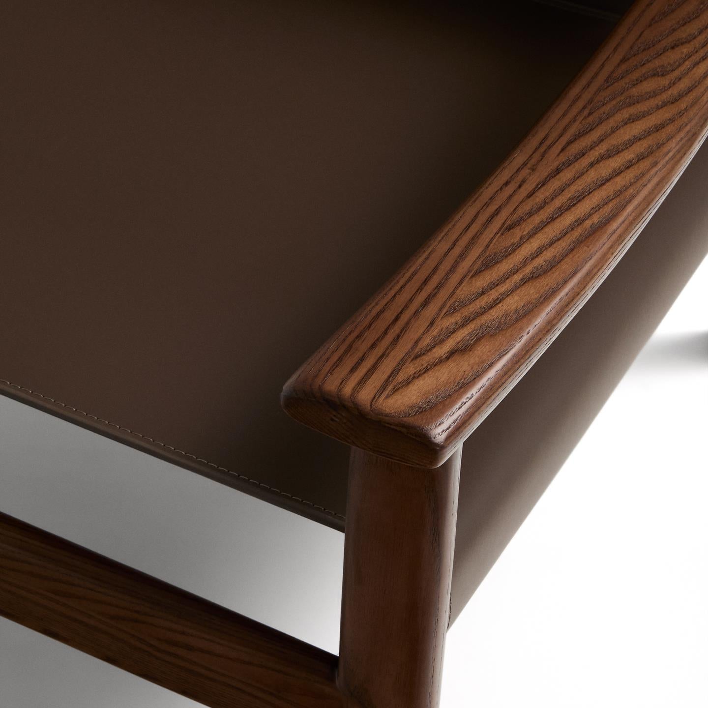 Fauteuil JAN bruin gerecycled leer met donker essenhout