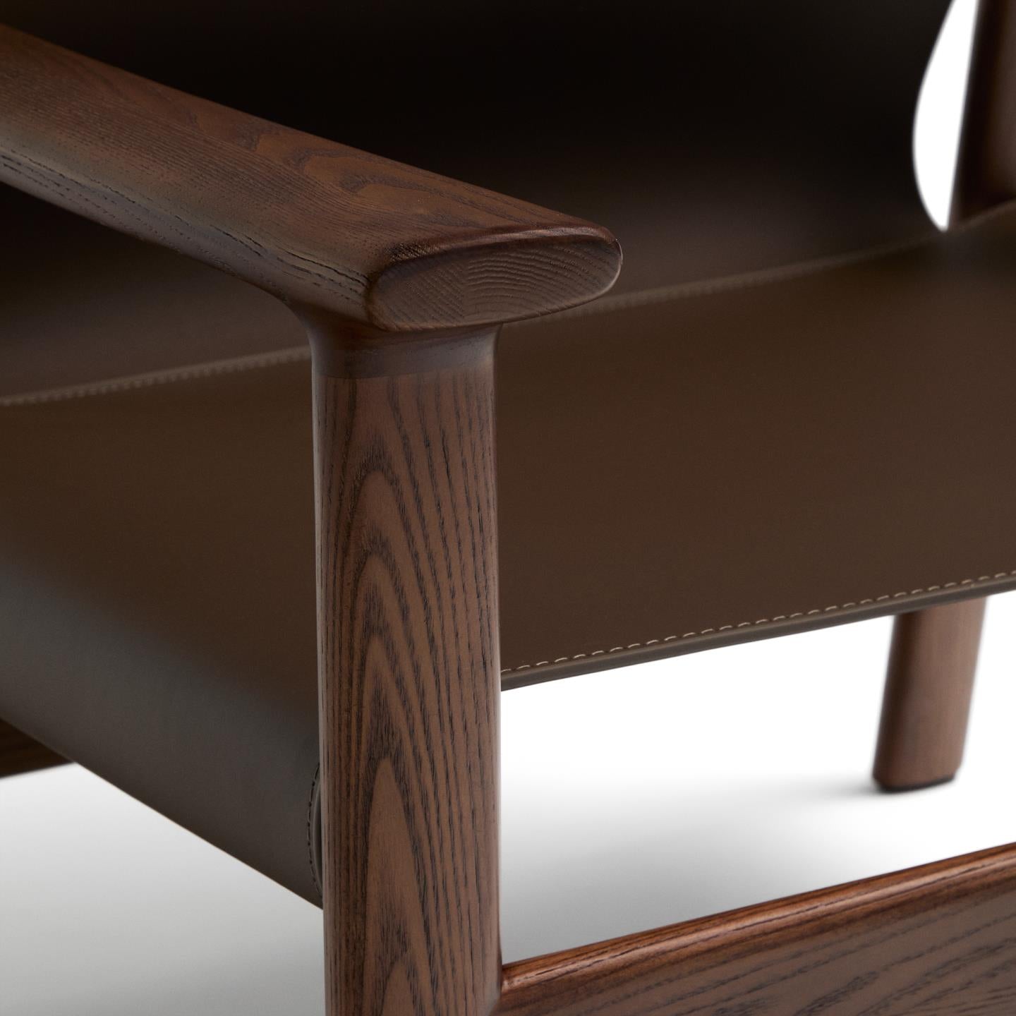 Fauteuil JAN bruin gerecycled leer met donker essenhout