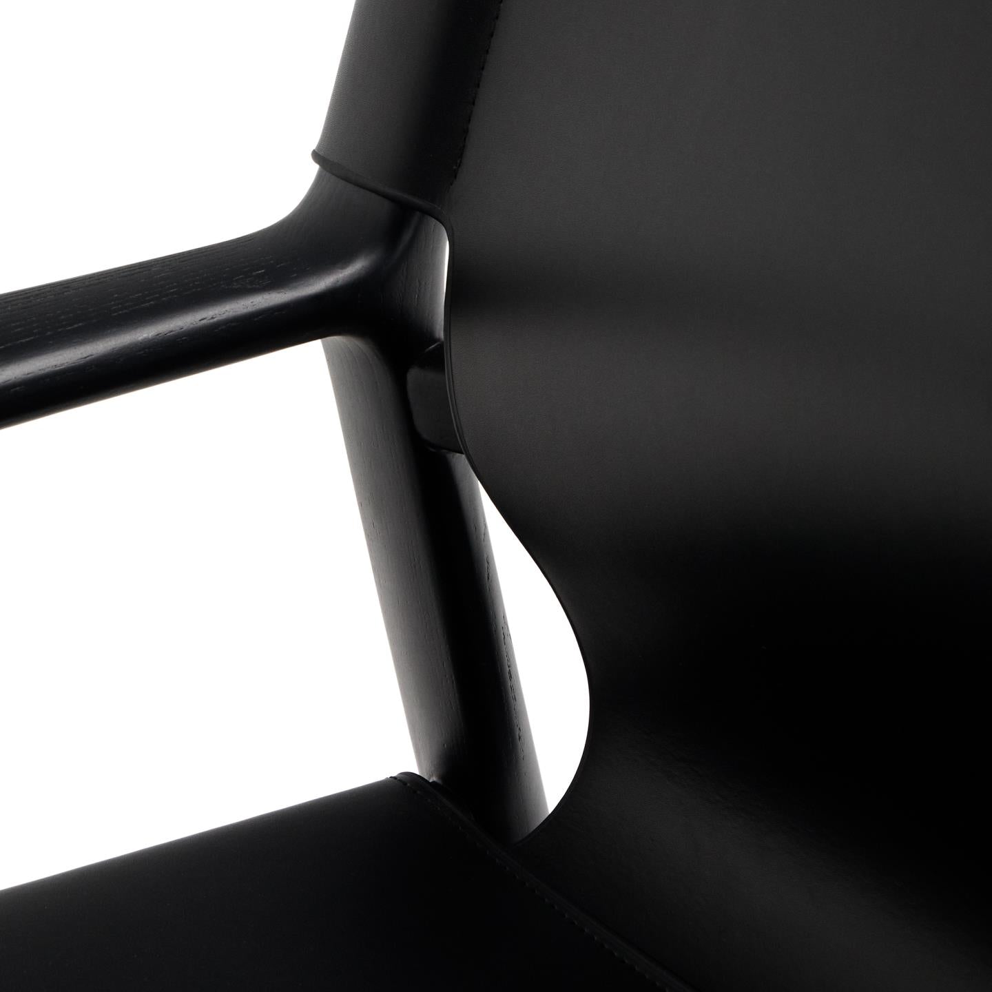 Fauteuil JAN zwart gerecycled leer met zwart essenhout