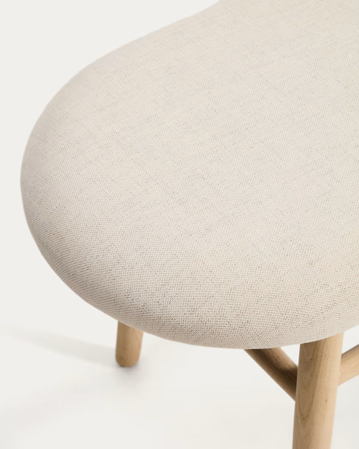 Bank HELDA beige chenille met een gefineerde eiken basis