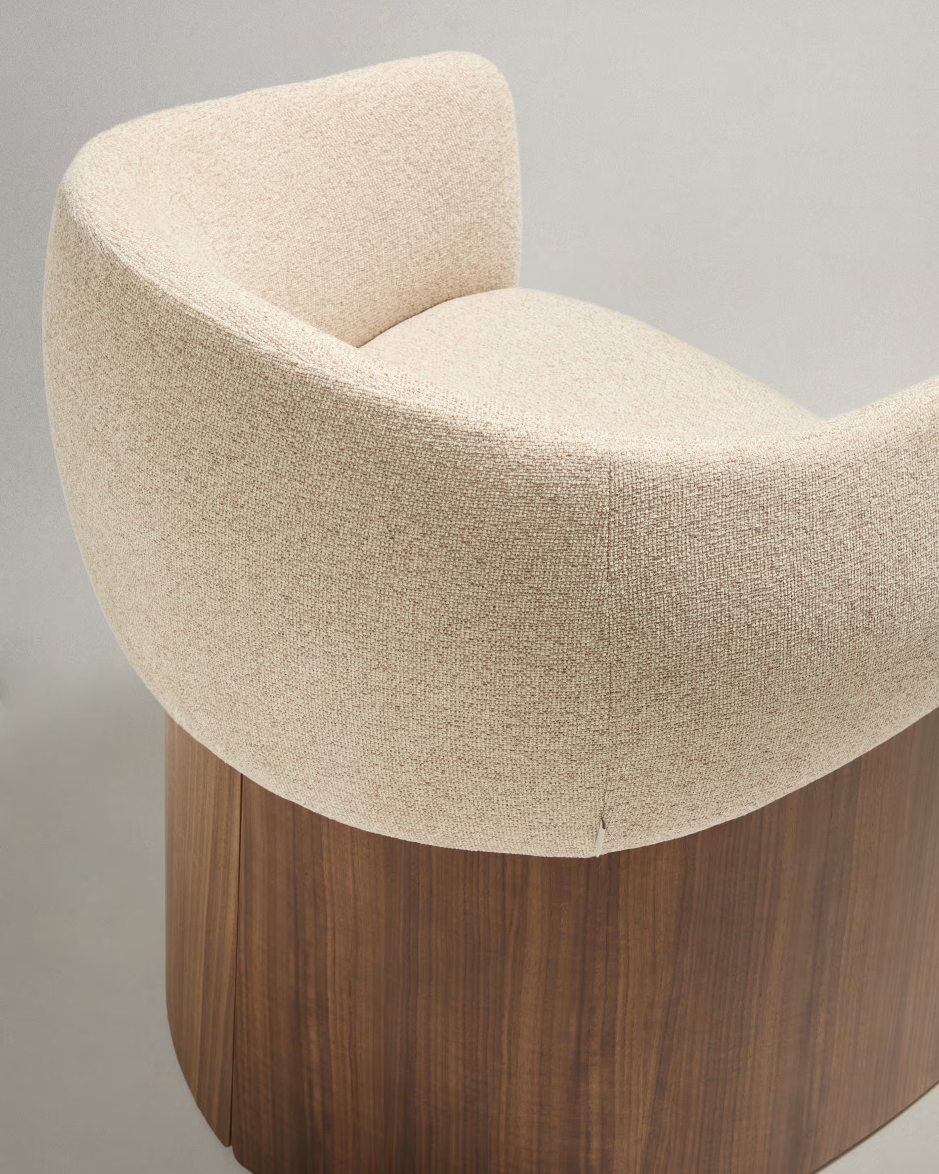 BOSCA stoel beige chenille met een basis van notenhoutfineer