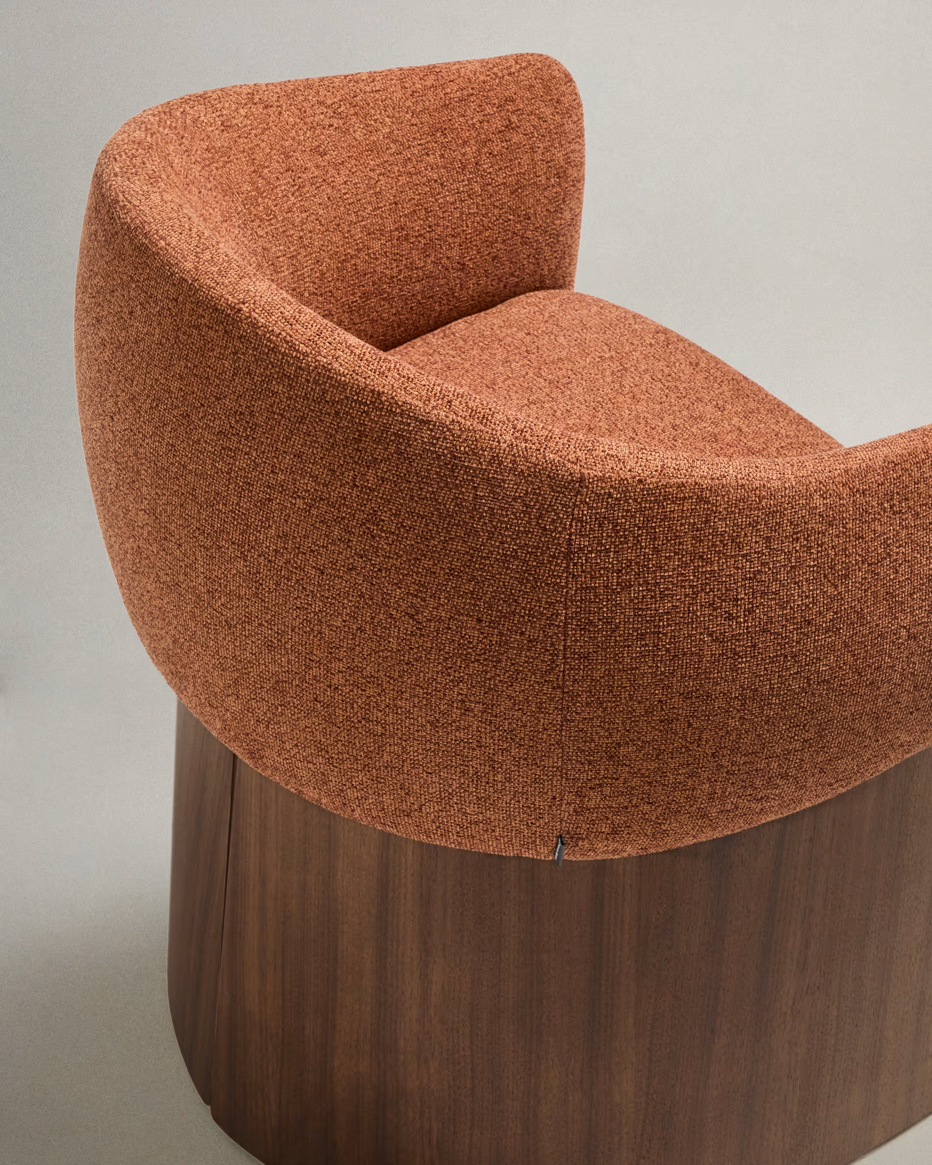 Stoel BOSCA baksteen kleurige chenille met een basis van notenhoutfineer