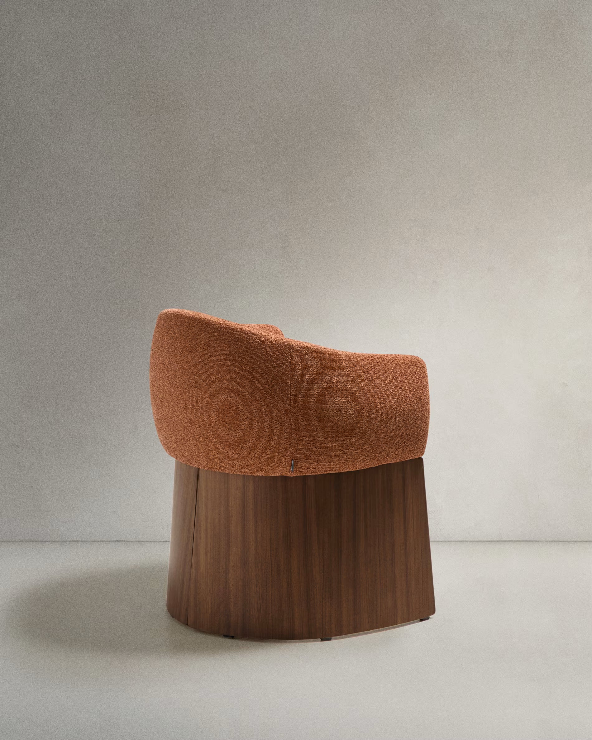 Stoel BOSCA baksteen kleurige chenille met een basis van notenhoutfineer