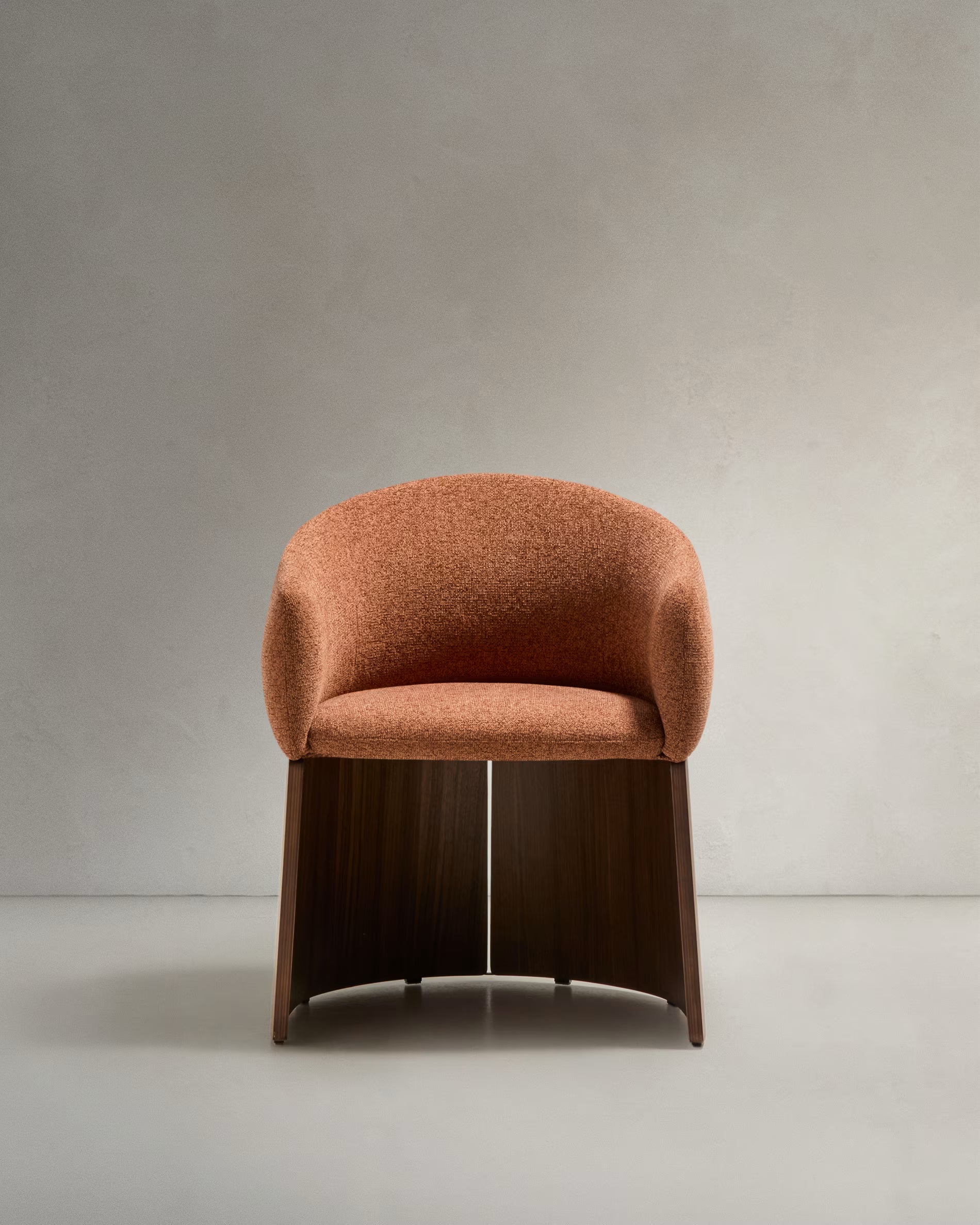 Stoel BOSCA baksteen kleurige chenille met een basis van notenhoutfineer