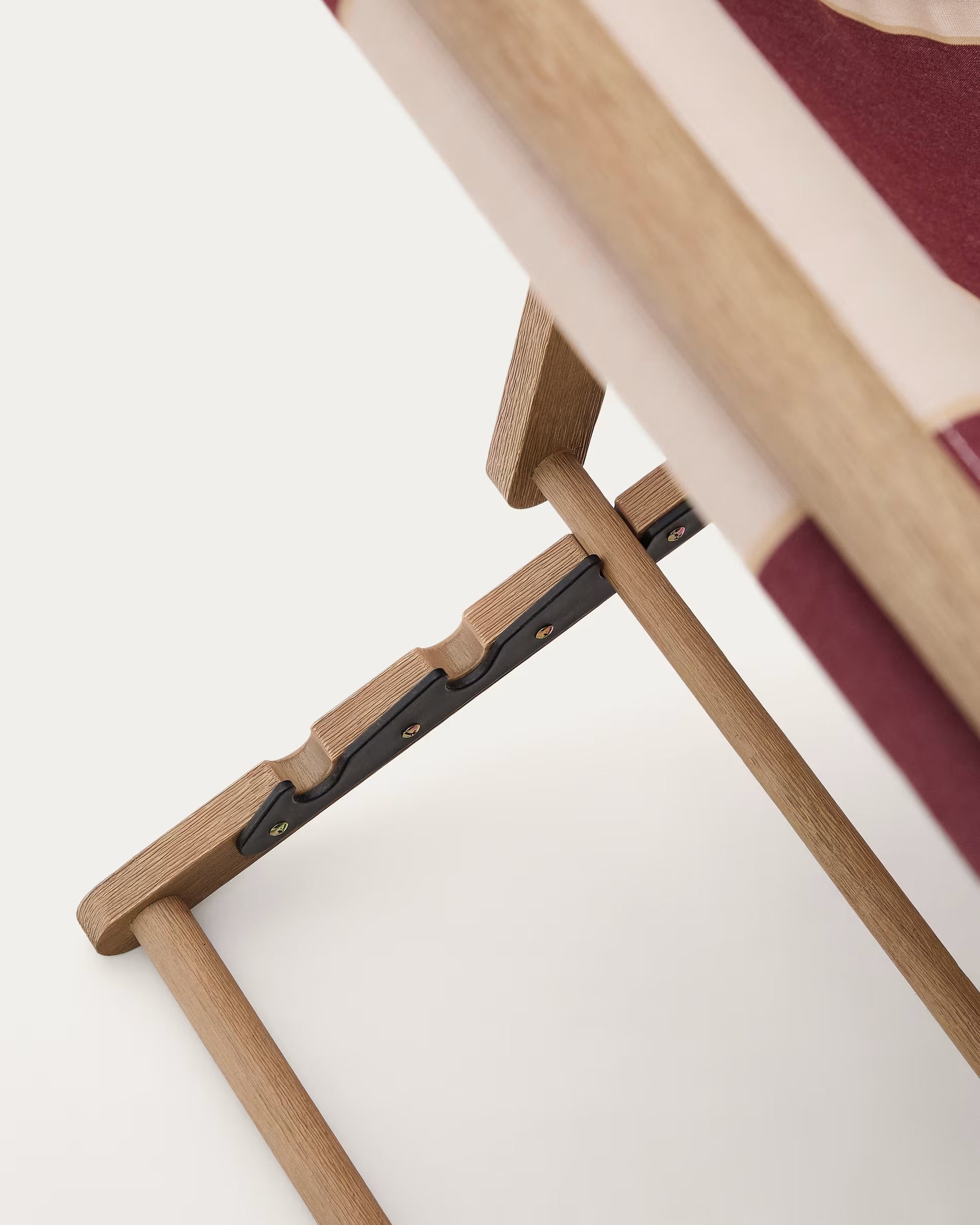 Ligstoel VILARA bordeaux-beige met acaciahouten basis