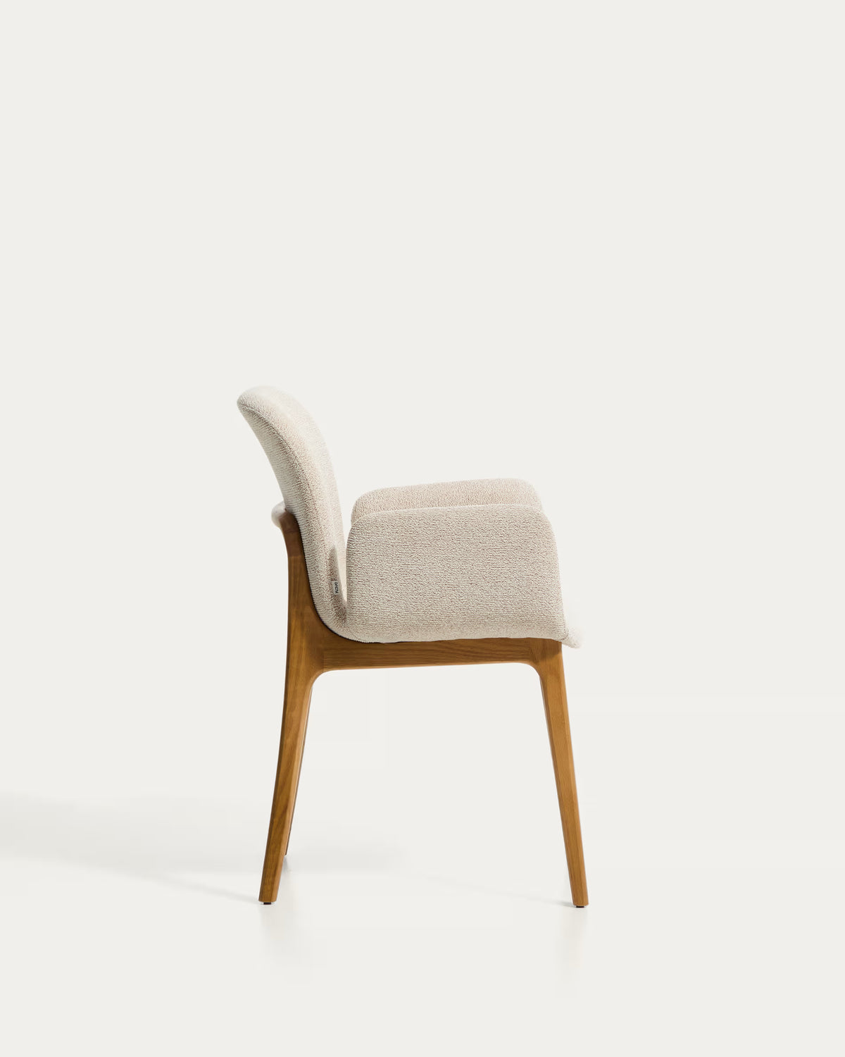 ELNOR fauteuil met armleuningen, beige chenille met een eiken basis.