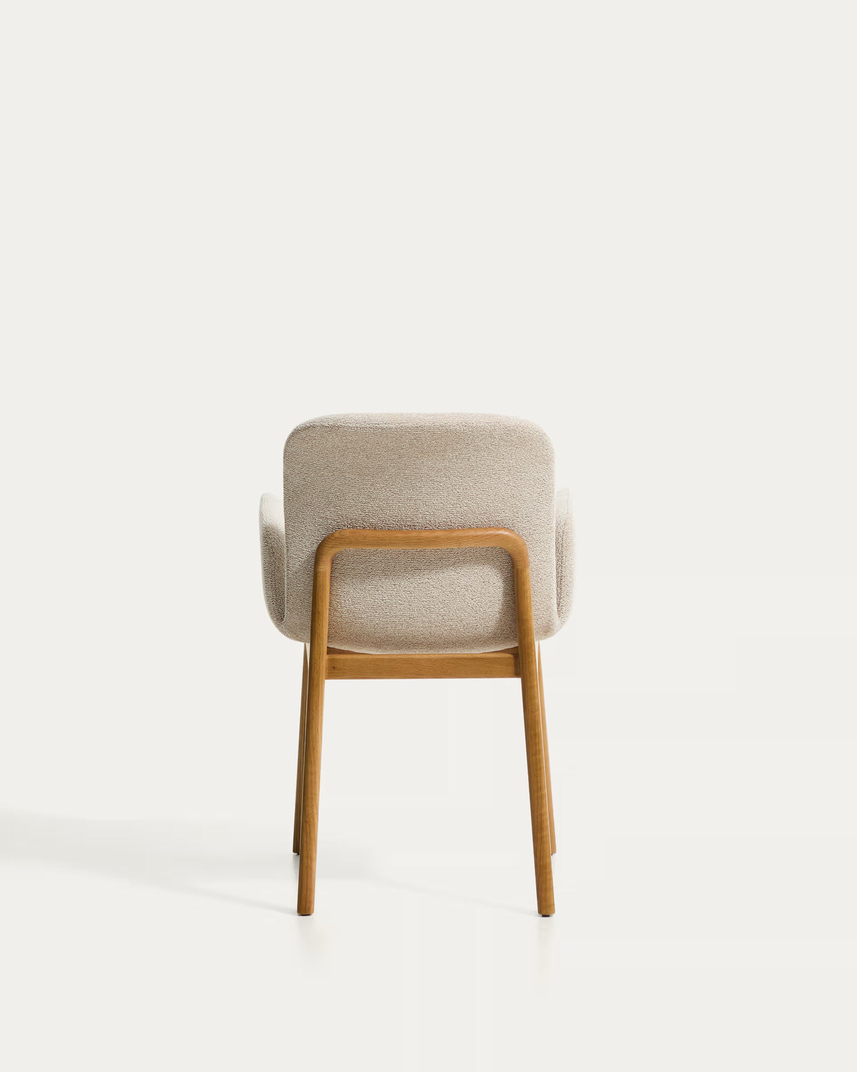 ELNOR fauteuil met armleuningen, beige chenille met een eiken basis.
