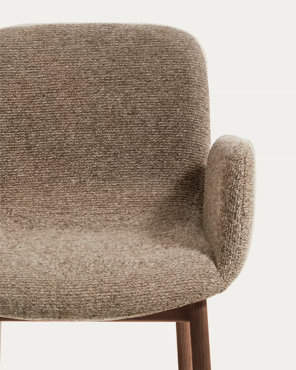 ELNOR fauteuil met armleuningen, bruin chenille met een eiken basis.