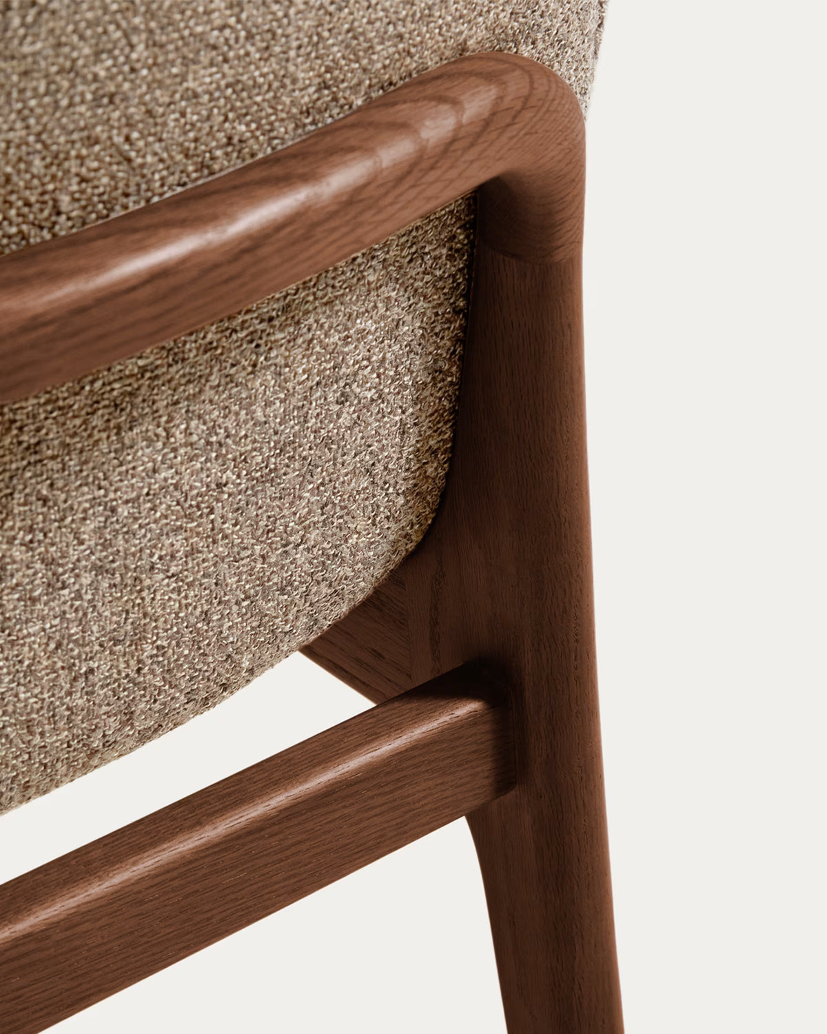 ELNOR fauteuil met armleuningen, bruin chenille met een eiken basis.