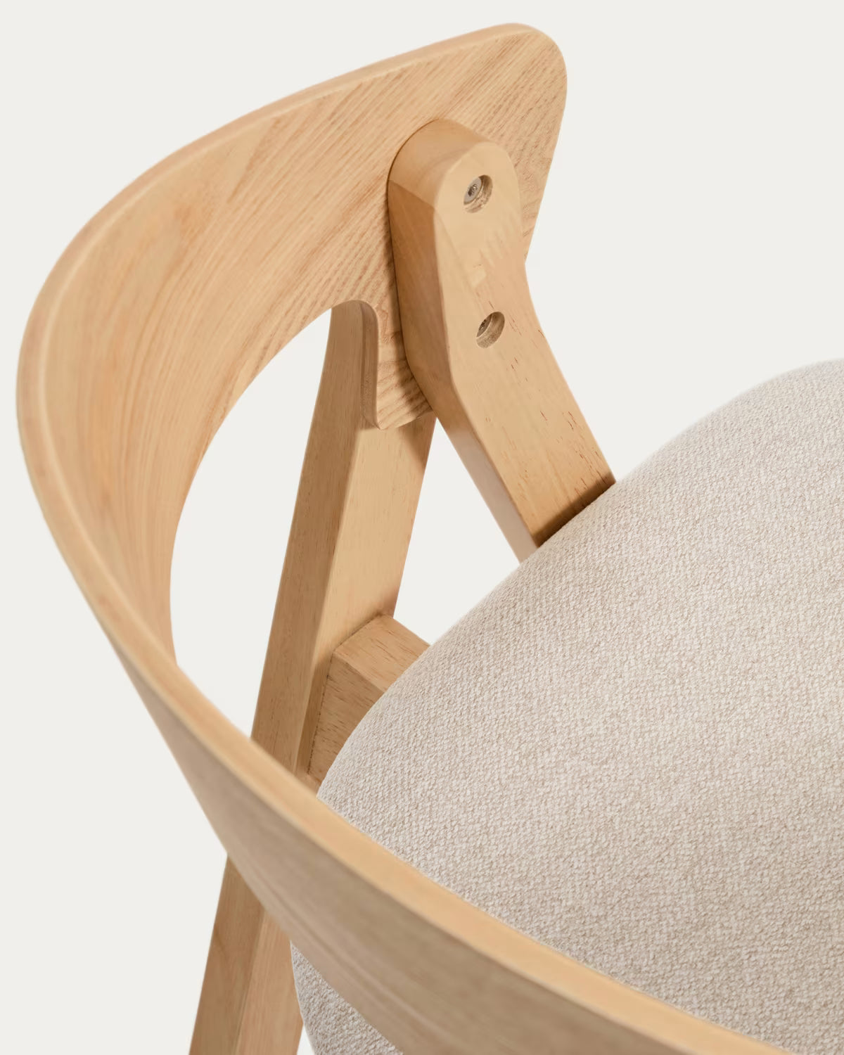 Barkruk GODIA beige chenille met een gefineerde eiken basis