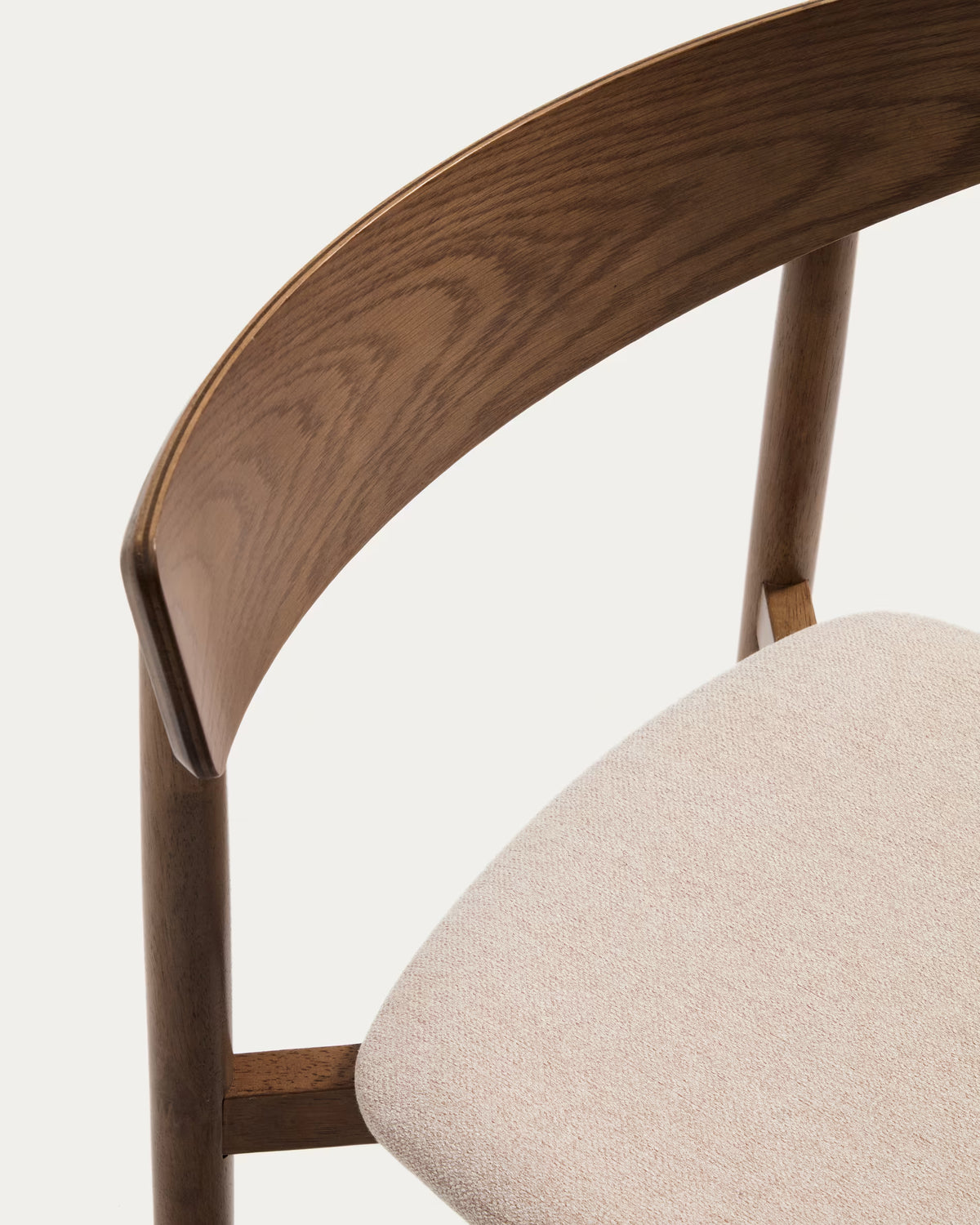 Stoel EVERA in beige chenille met een donkere gefineerde eiken basis.