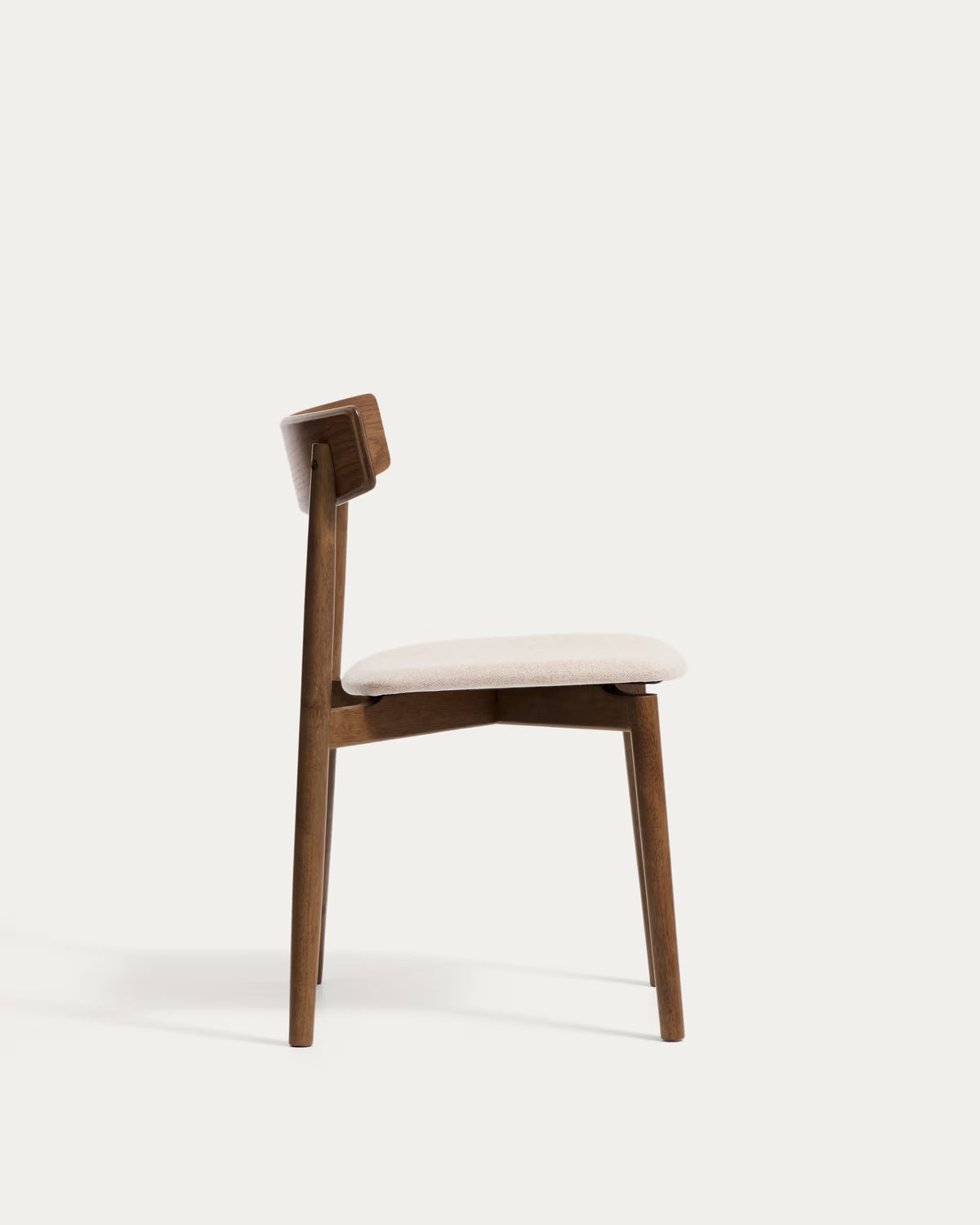 Stoel EVERA in beige chenille met een donkere gefineerde eiken basis.