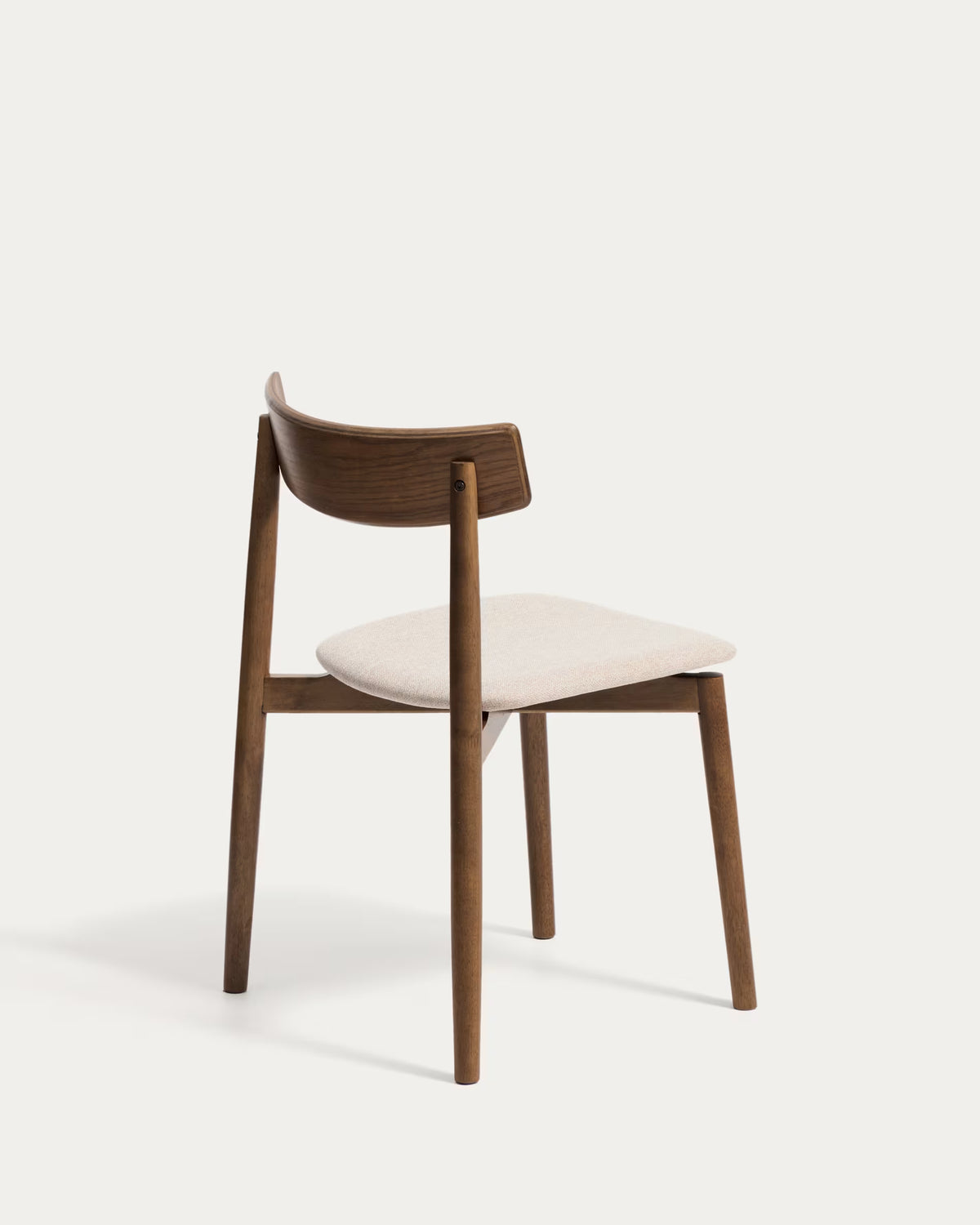 Stoel EVERA in beige chenille met een donkere gefineerde eiken basis.