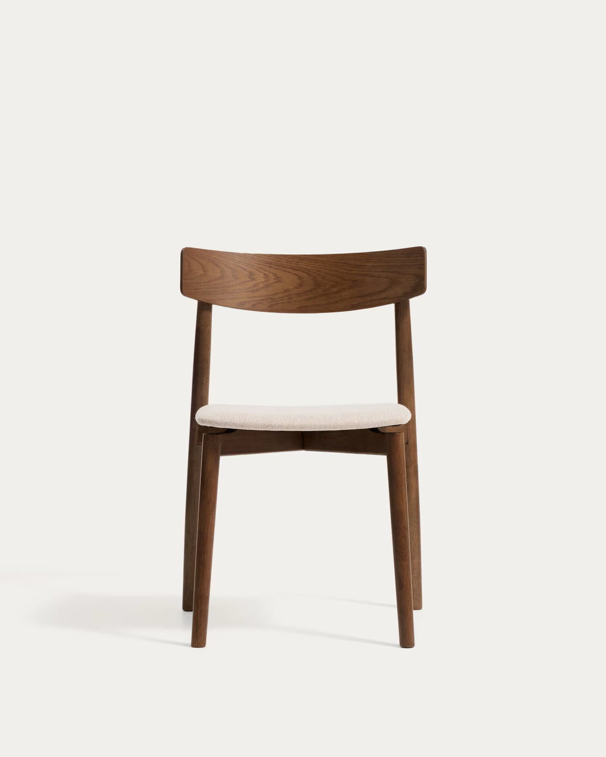 Stoel EVERA in beige chenille met een donkere gefineerde eiken basis.