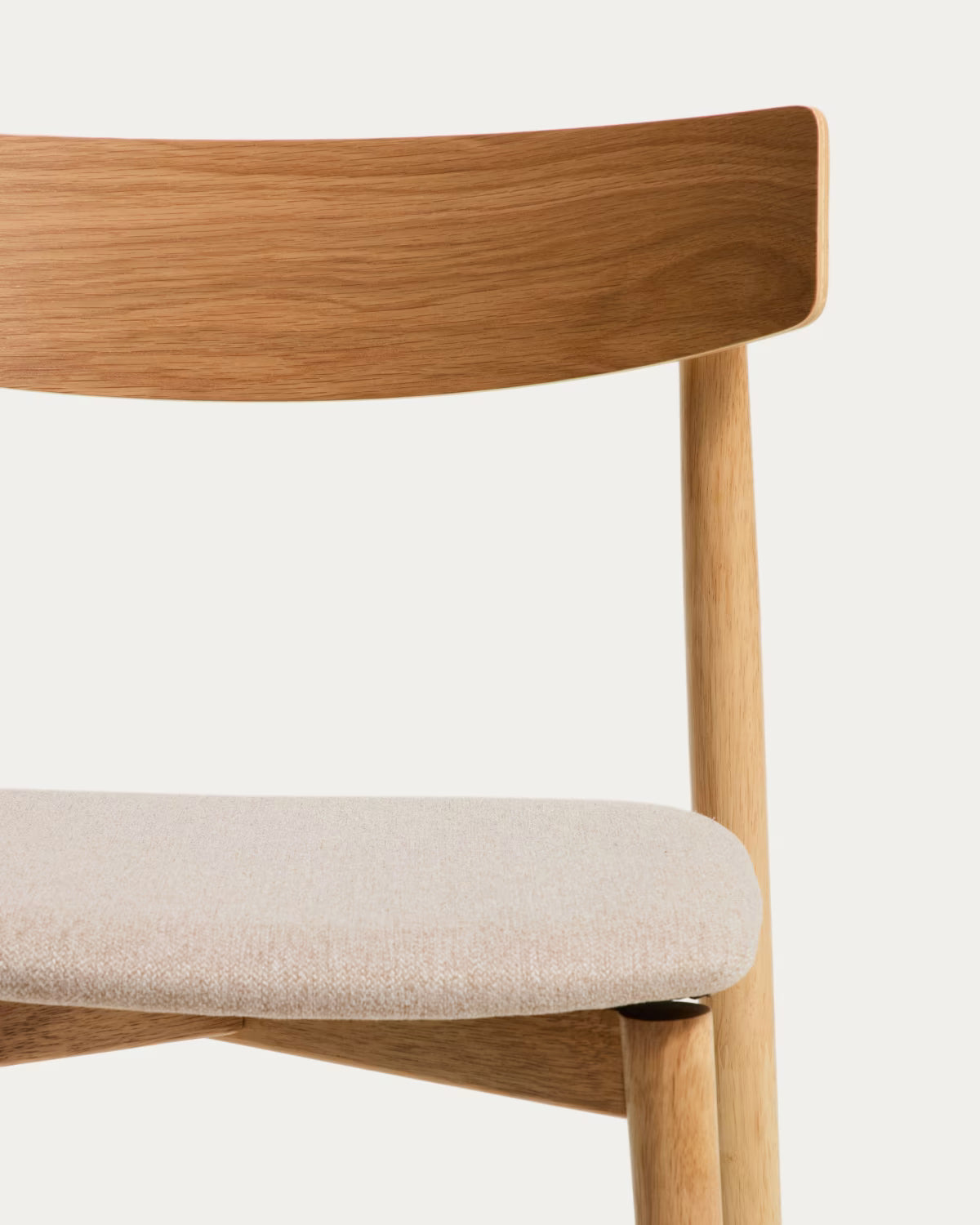 Stoel EVERA beige chenille met een gefineerde eiken basis