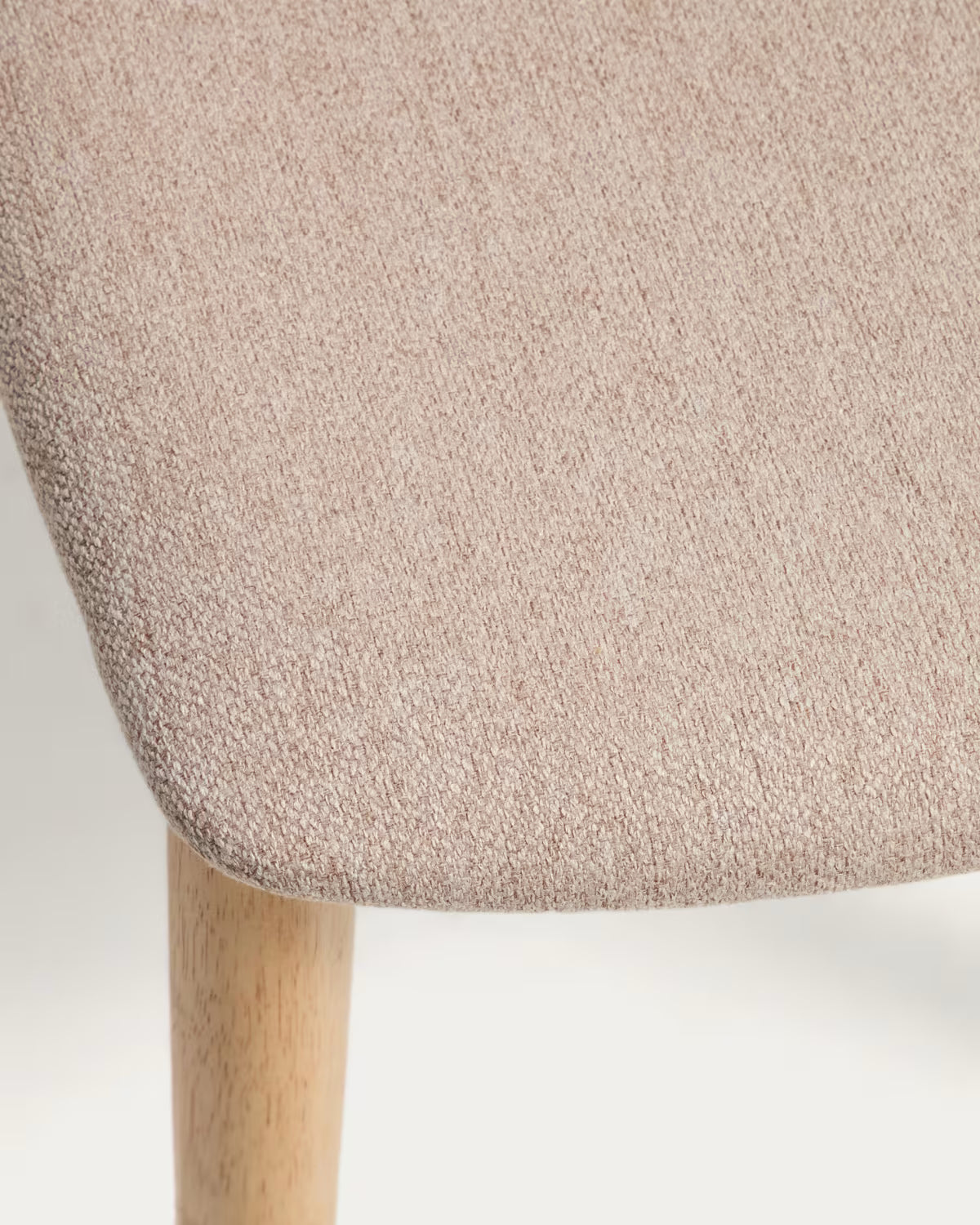 Stoel EVERA beige chenille met een gefineerde eiken basis