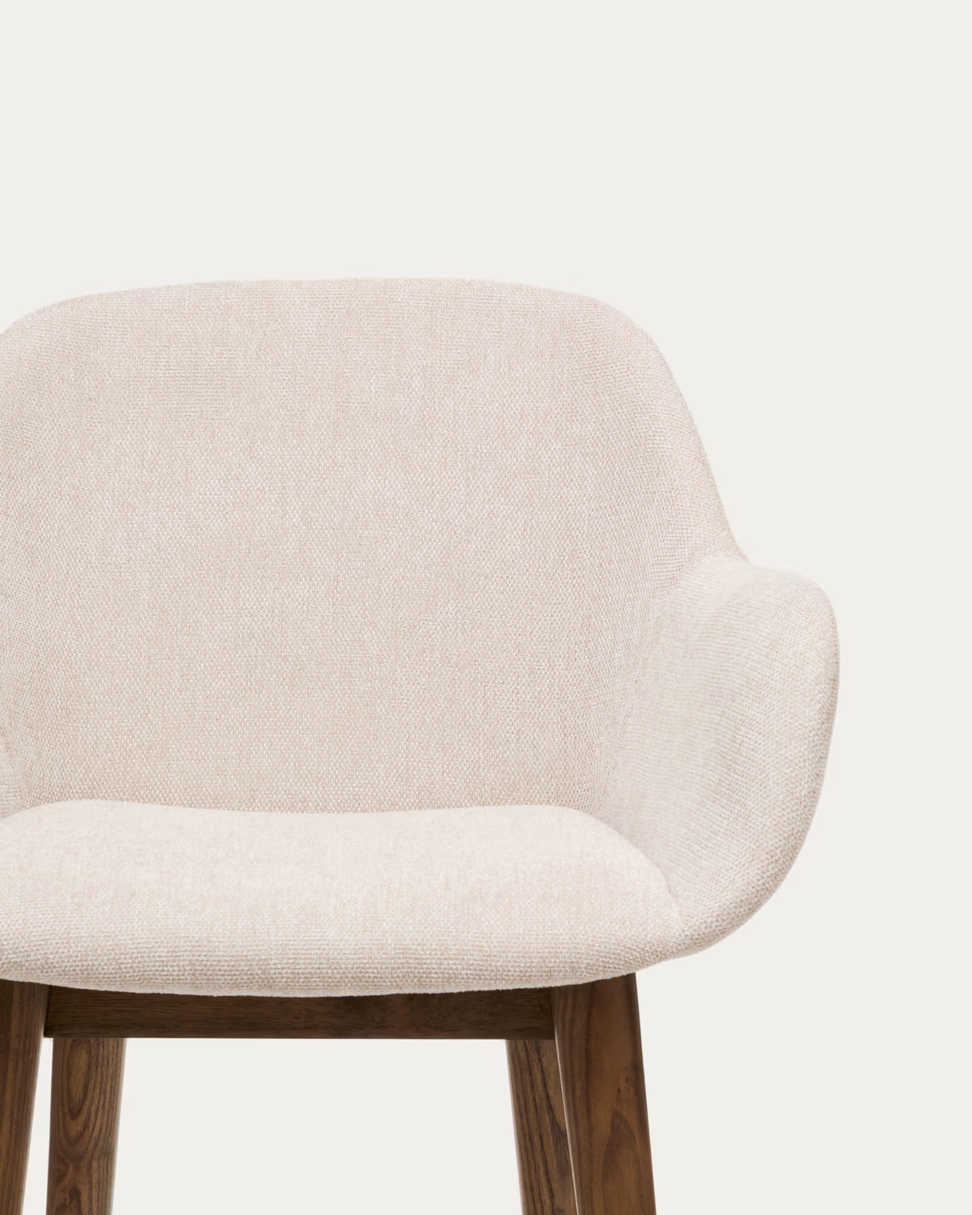 Reitstuhl Beige mit einer dunklen Holzbasis