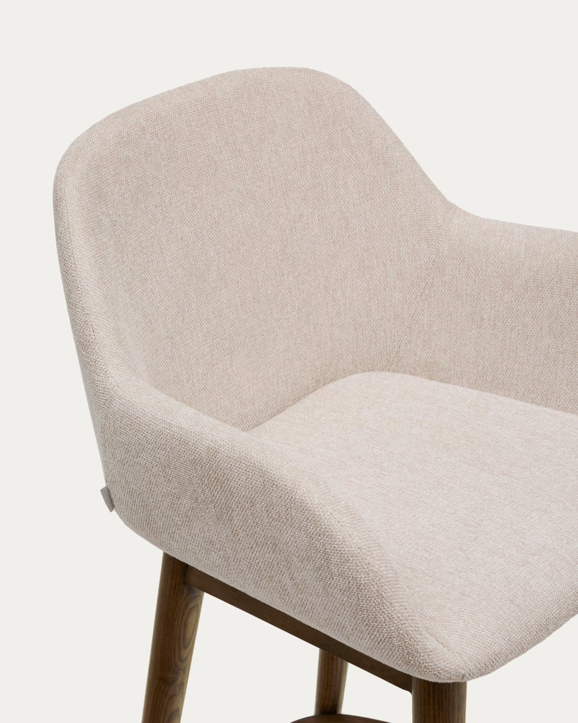 Reitstuhl Beige mit einer dunklen Holzbasis