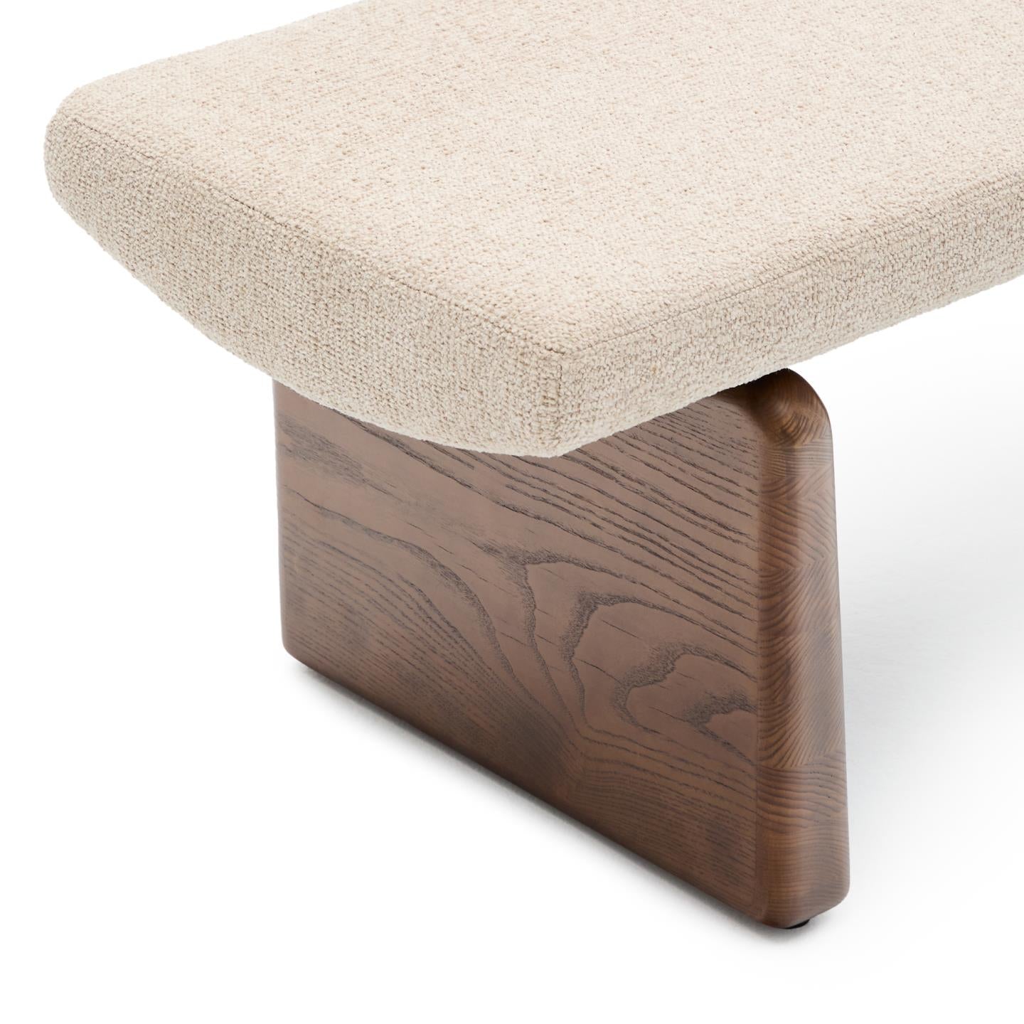 TOPAZ beige Chenille-Bank mit dunklem Eschenholzgestell