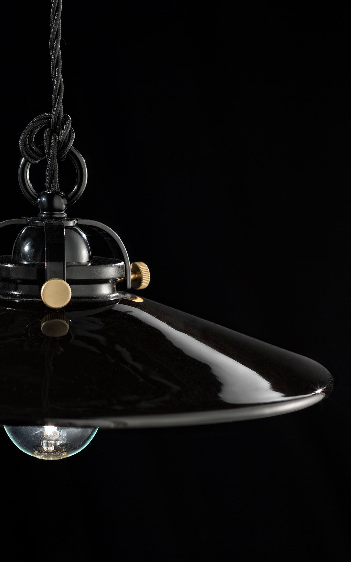 Witte keramische hanglamp B&W met messing afwerking