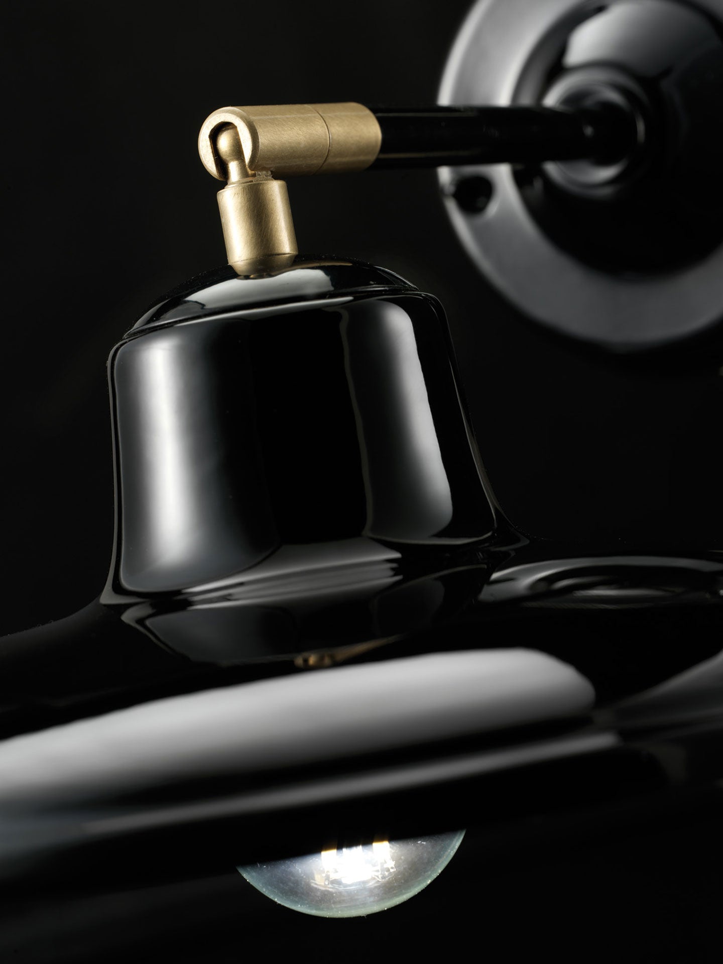 Wandlamp van keramiek B&W zwart met messing afwerking