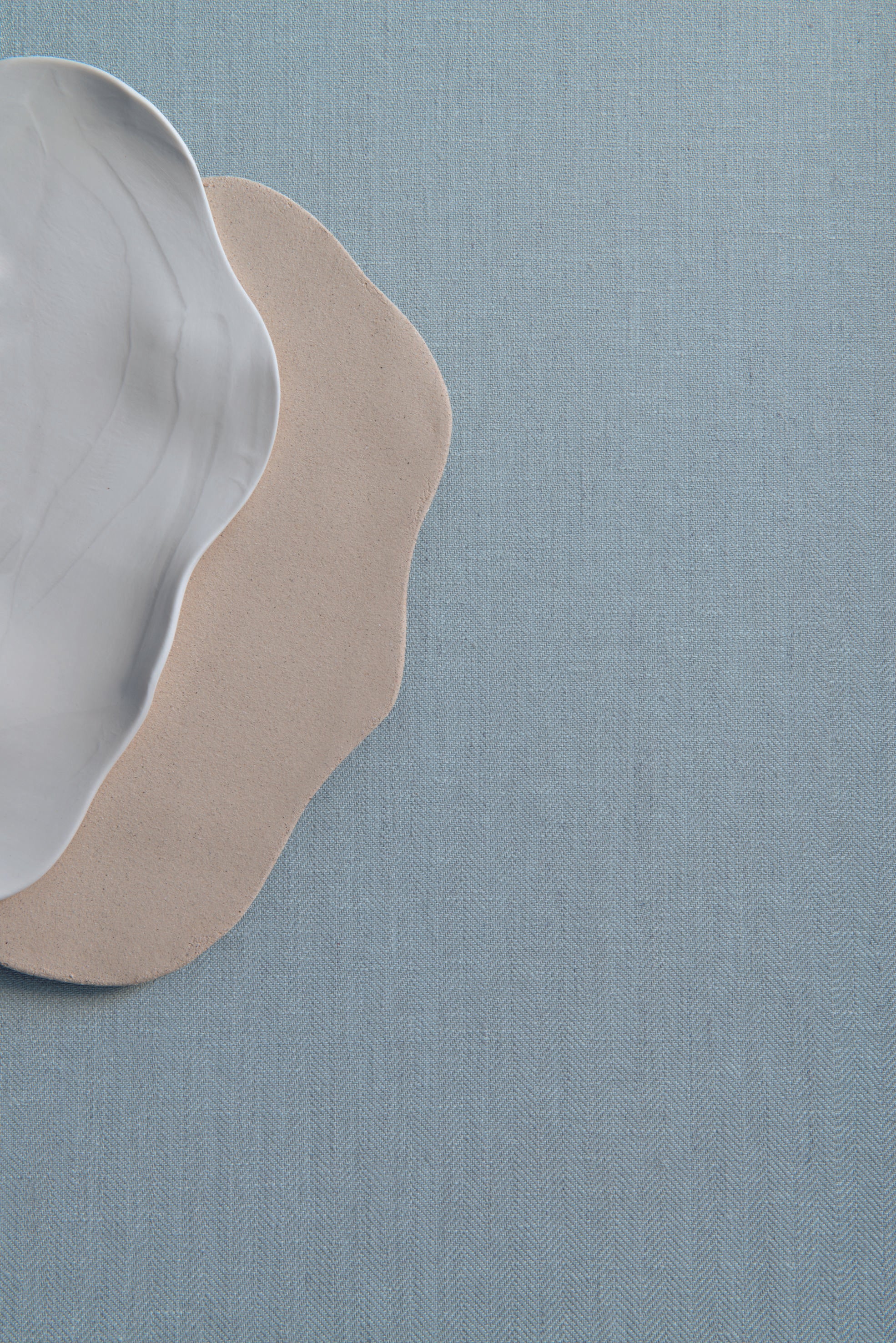 Structuurtextielbehang dat een visgraatmotief imiteert VELIN - NATUREL beige