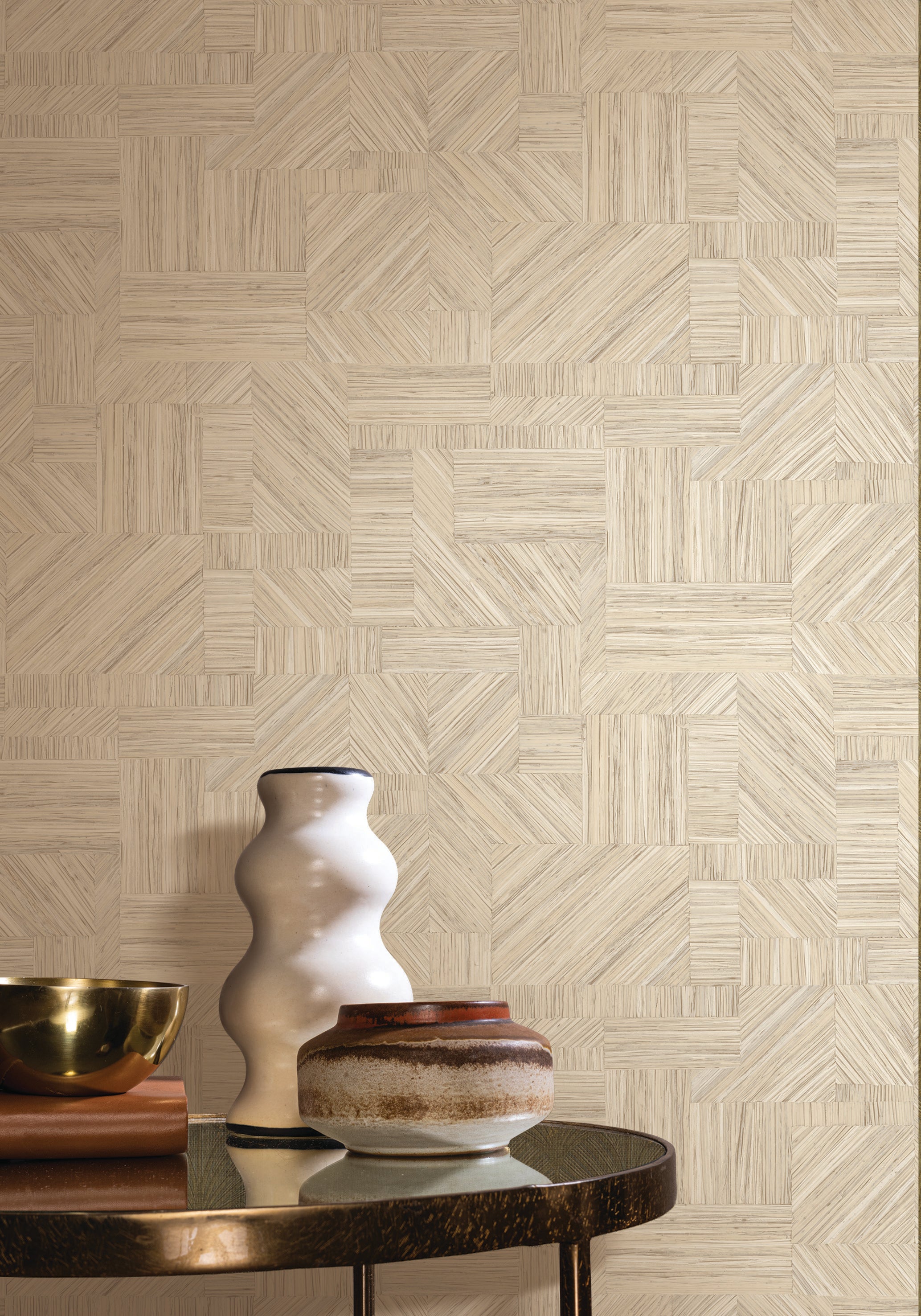 Geometrisch structuurbehang dat een stroken patchwork imiteert IMBRICATION - IVOIRE beige