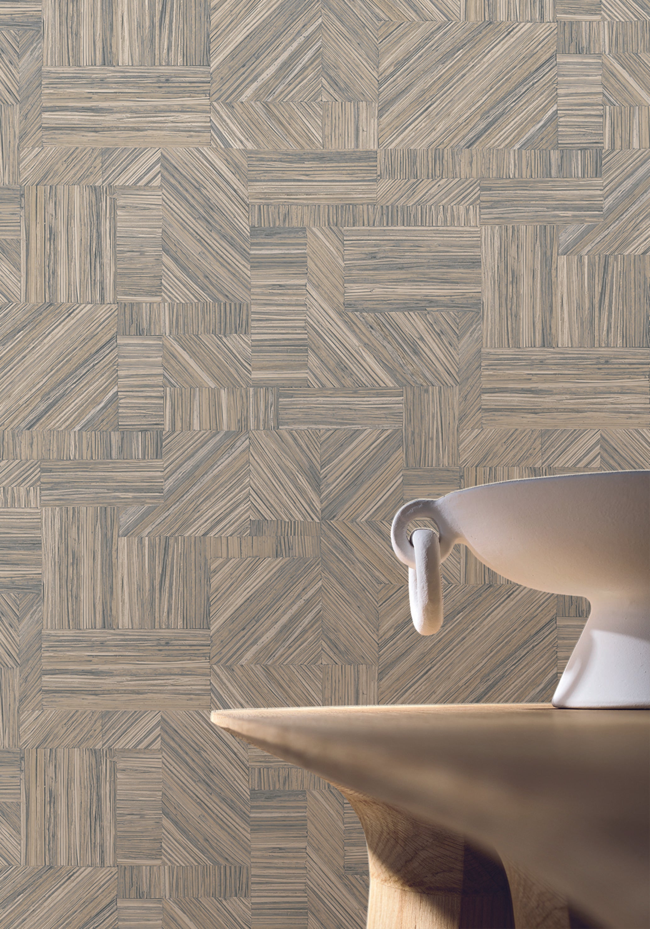 Geometrische structuurbehang dat een stroken patchwork imiteert IMBRICATION - GIVRE ijsblauw