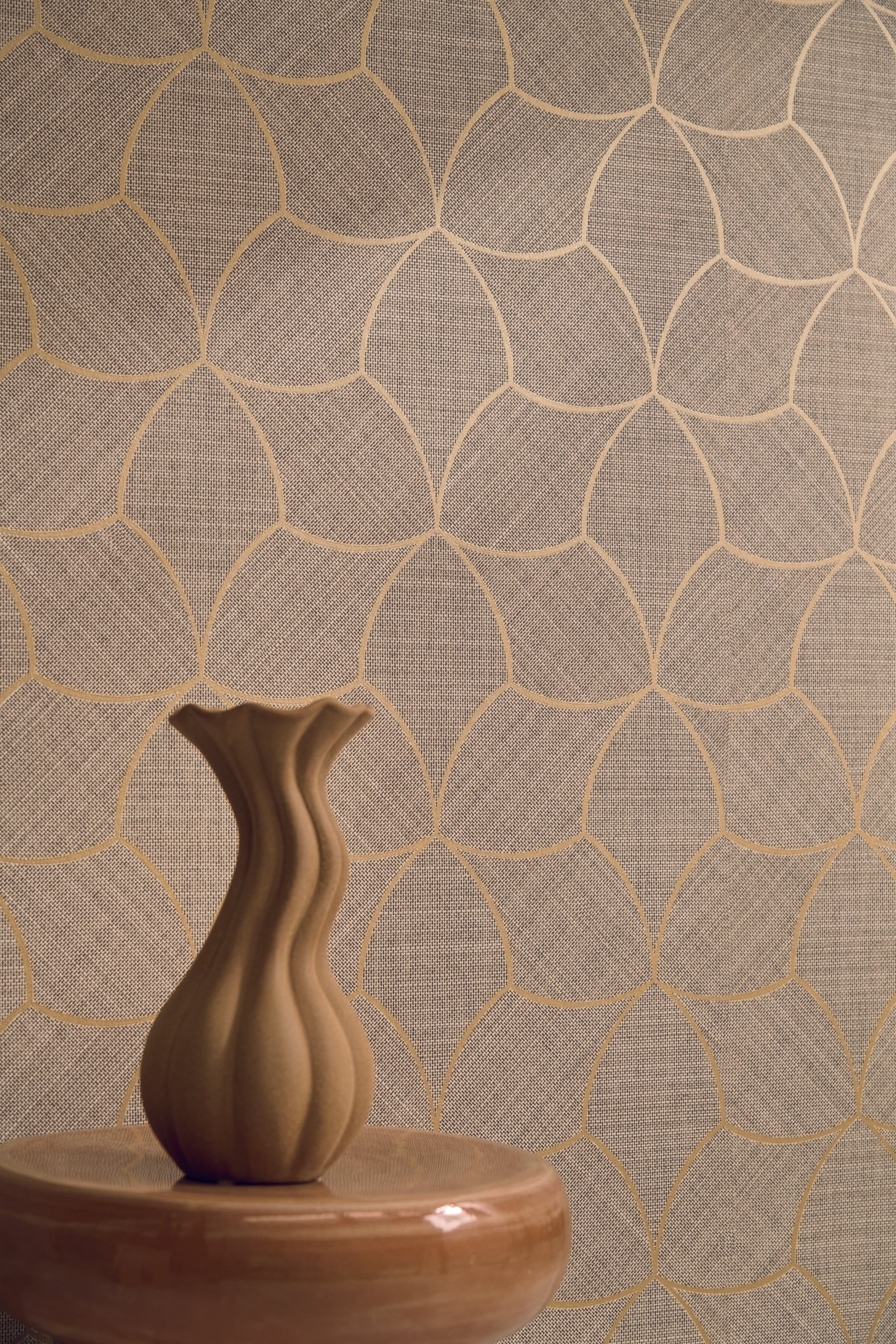 Structural wallpaper mimicking a woven texture with a metallic effect TRESSANA - PURPLE/BRONZE brown