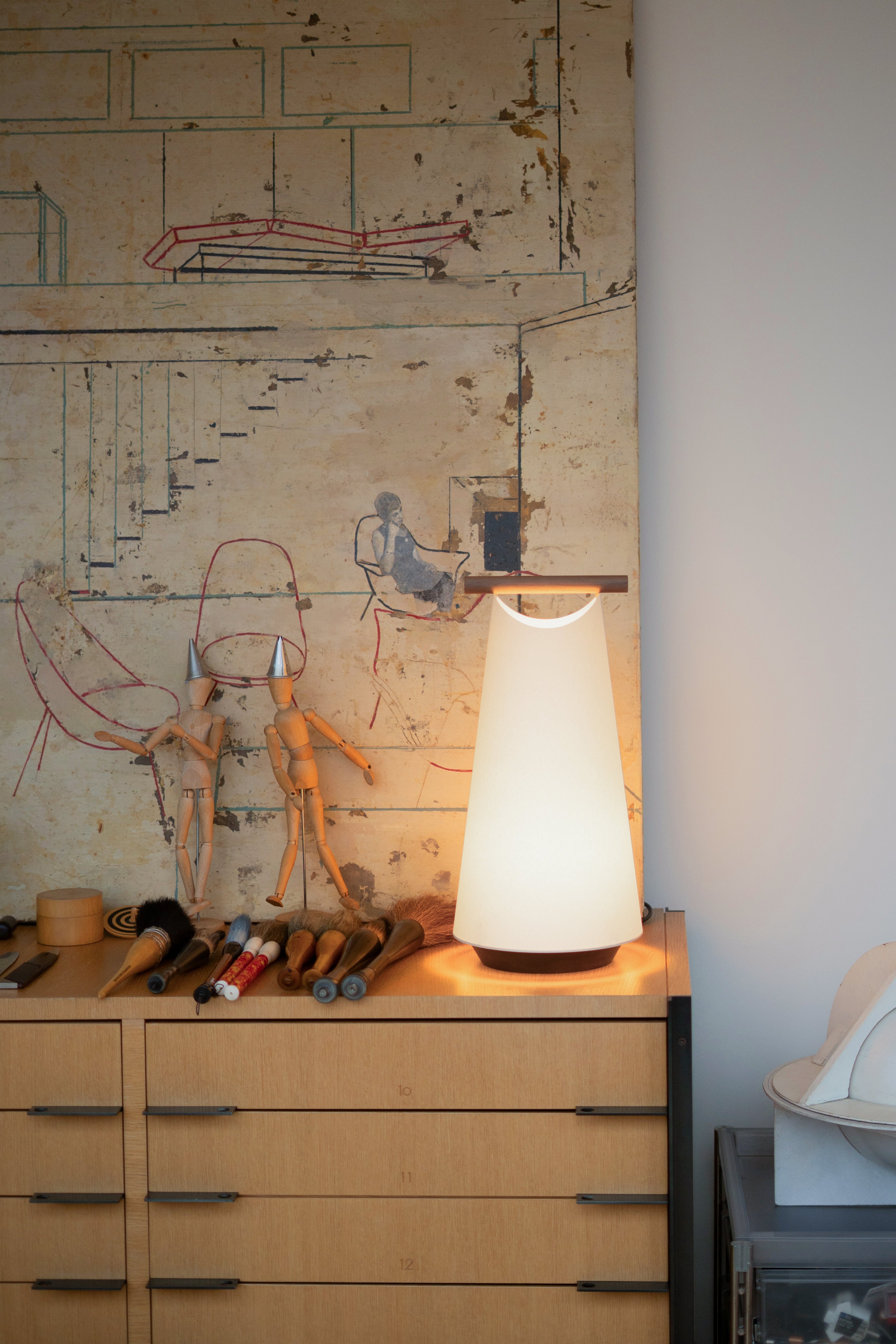 CATAY Table Lamp in White with Walnut Wood