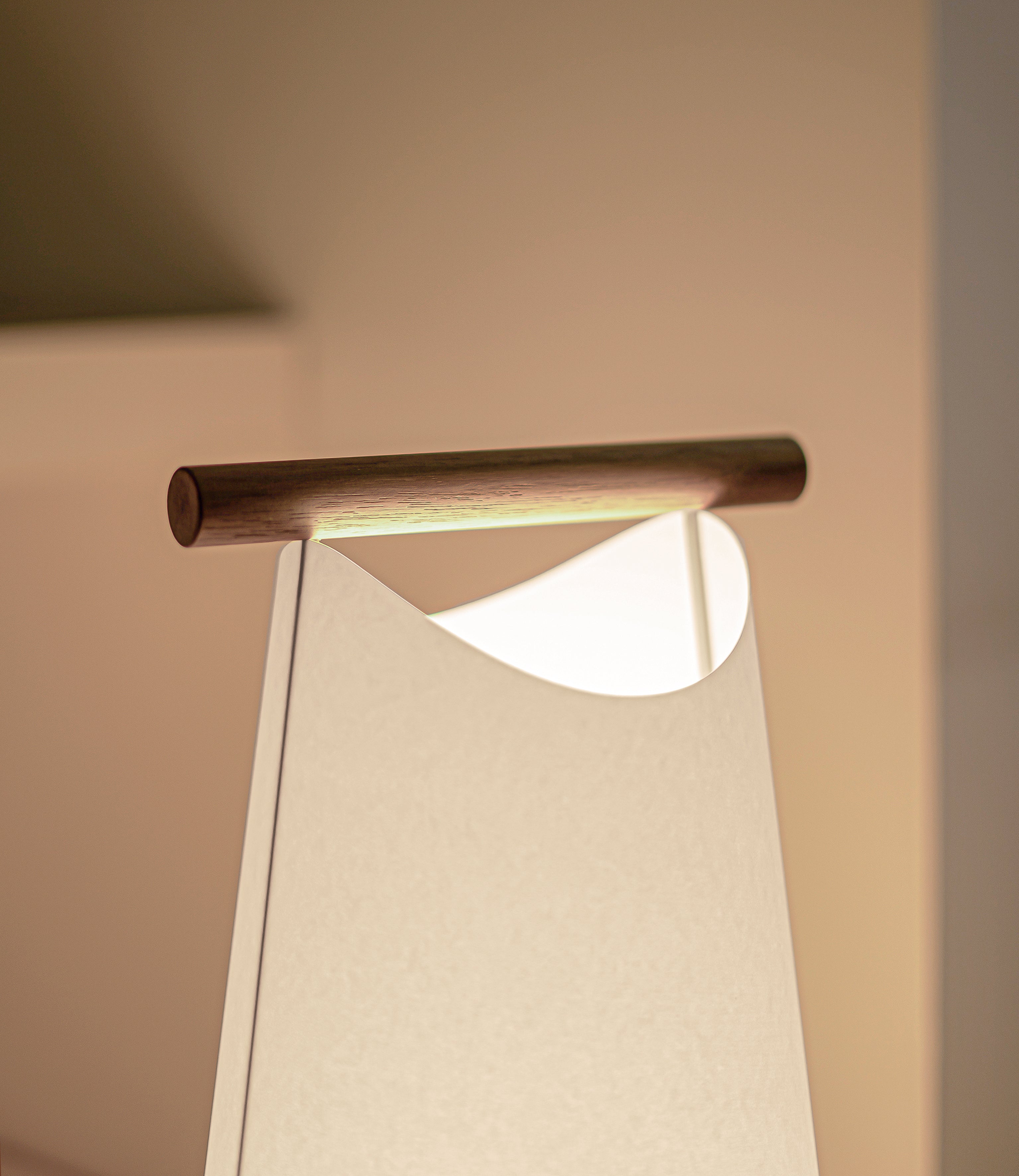 CATAY Table Lamp in White with Walnut Wood