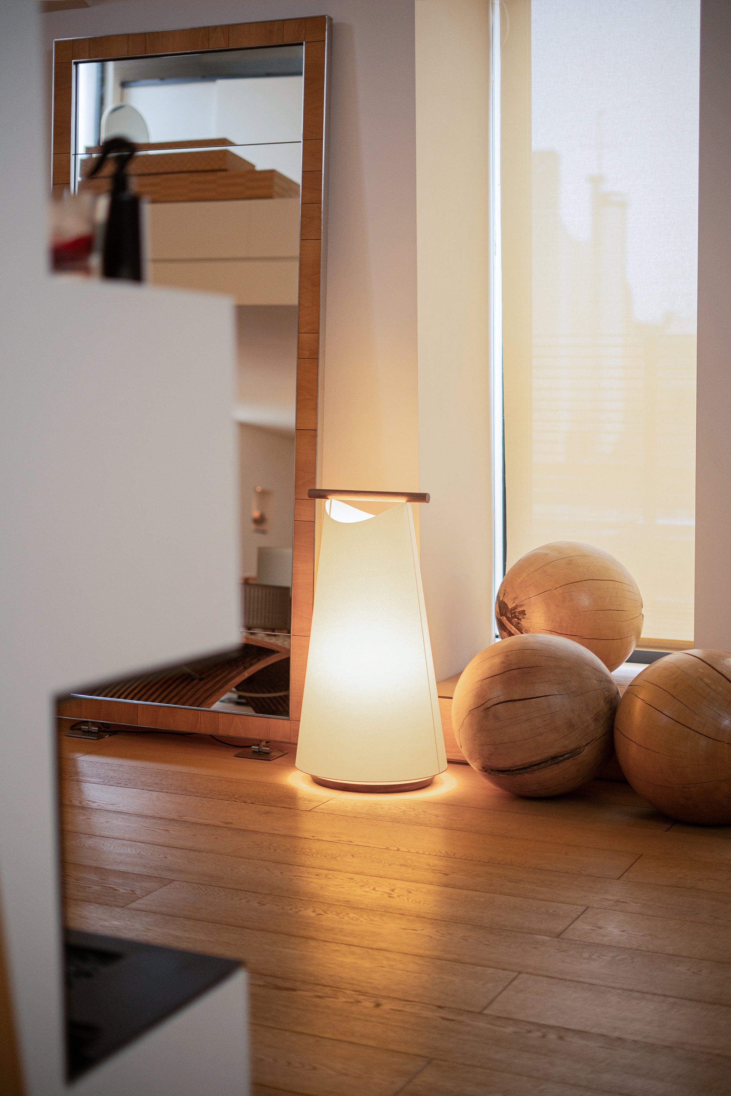 Vloerlamp CATAY wit met notenhout