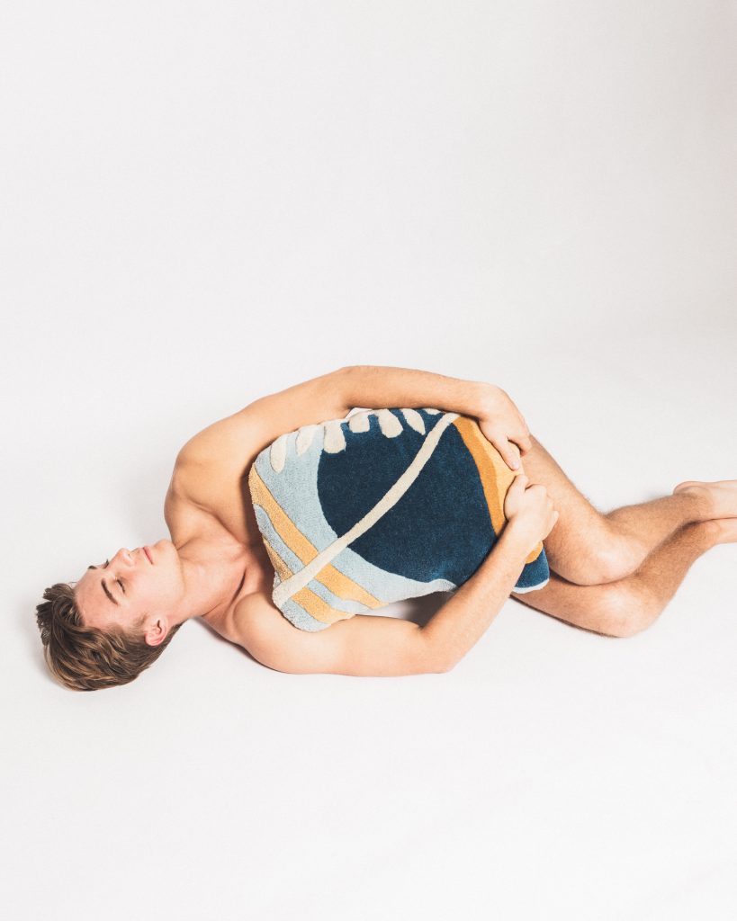 Decoratieve kussen CAVE marineblauw met oranje