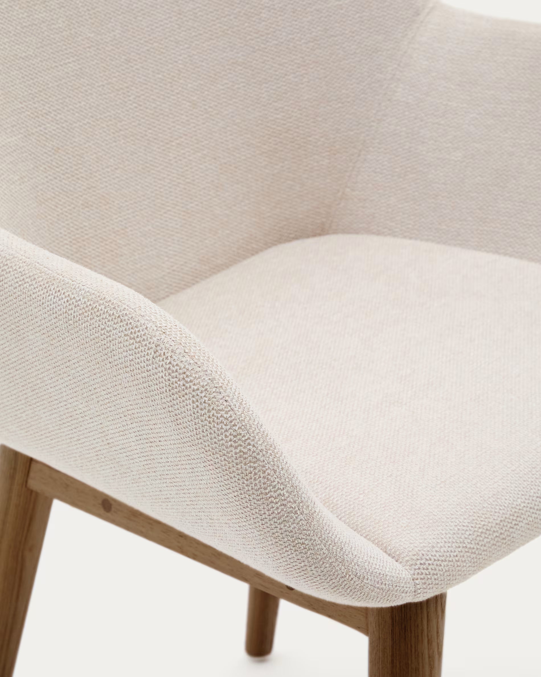 KONNA stoel beige chenille met een donkere essen basis