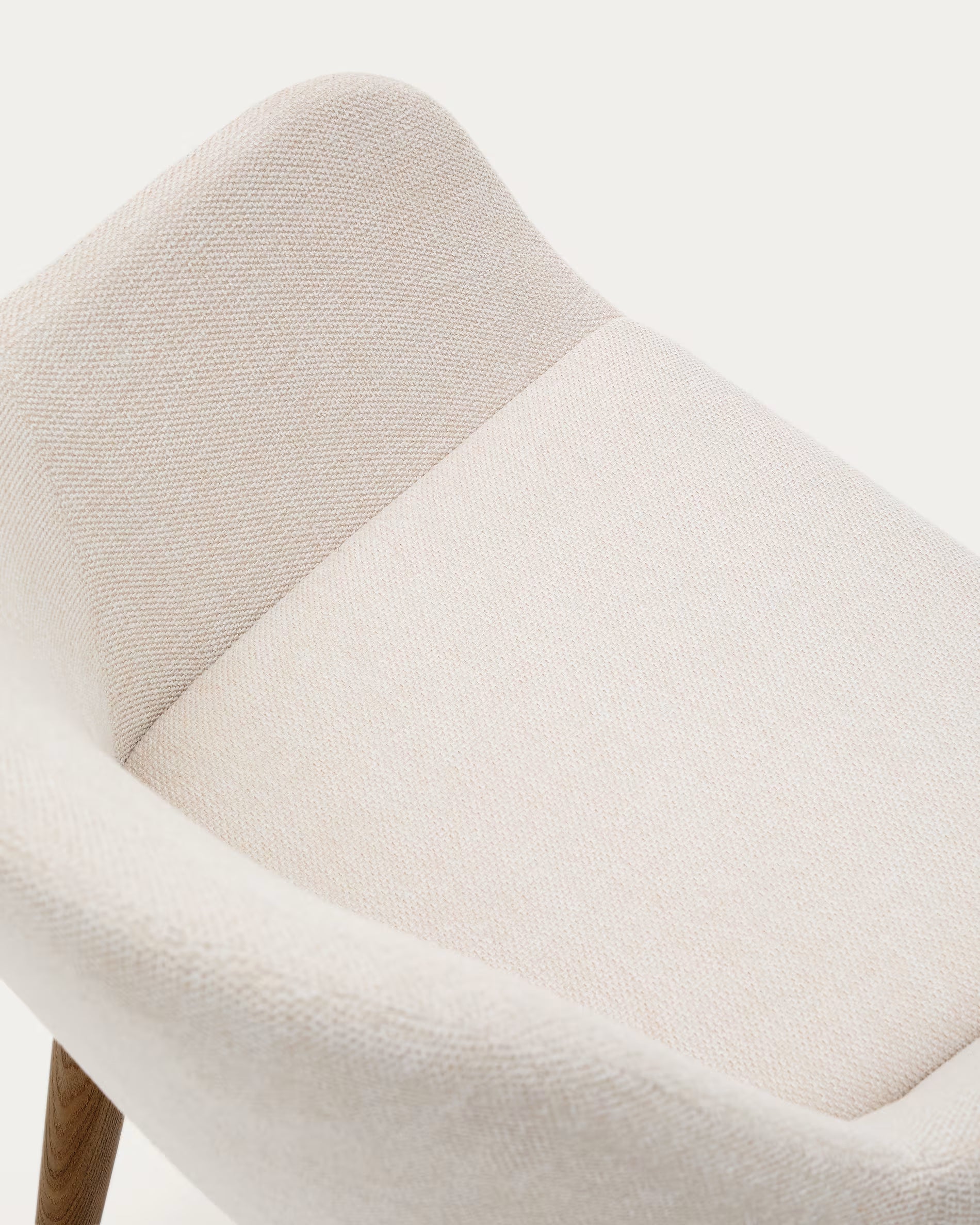 KONNA stoel beige chenille met een donkere essen basis