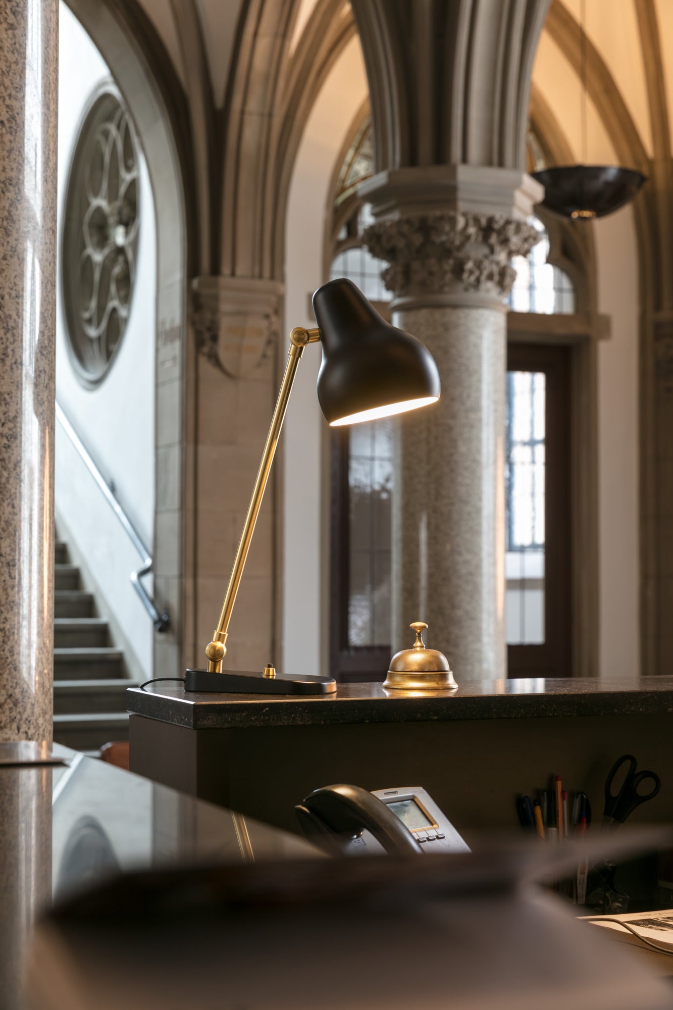 Tafellamp VL 38 zwart met gouden afwerking