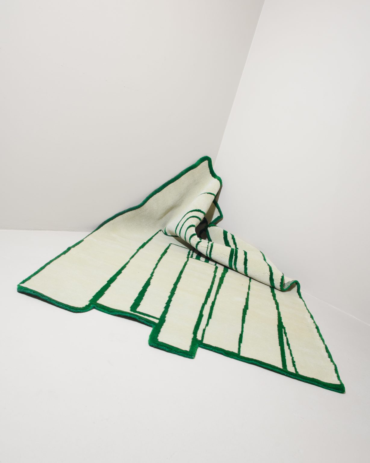 Asymmetrischer dekorativer Teppich CONTOUR grün