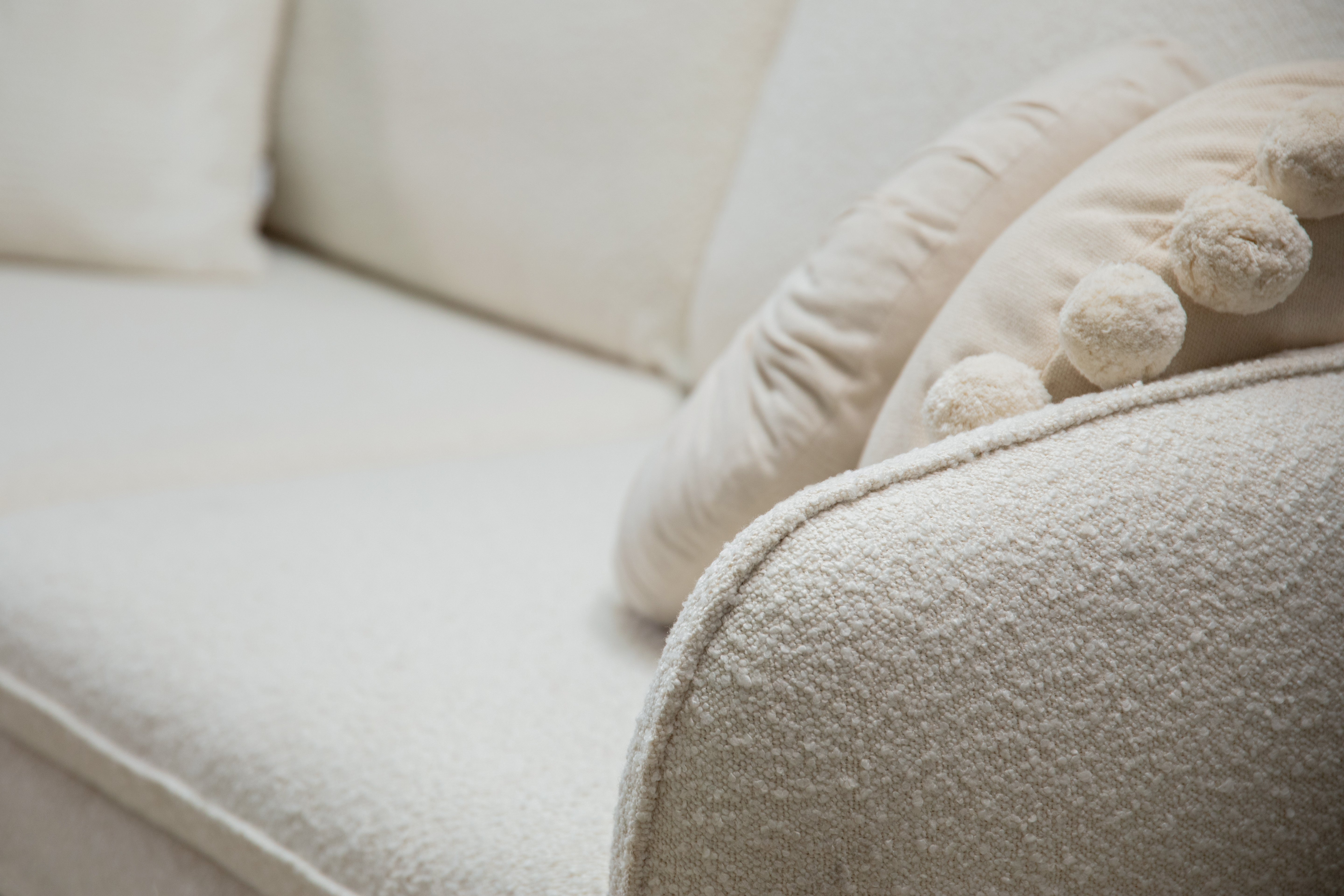 Beige boucle rechtszijdige 6-persoons hoekbank VIENNA met zwarte basis