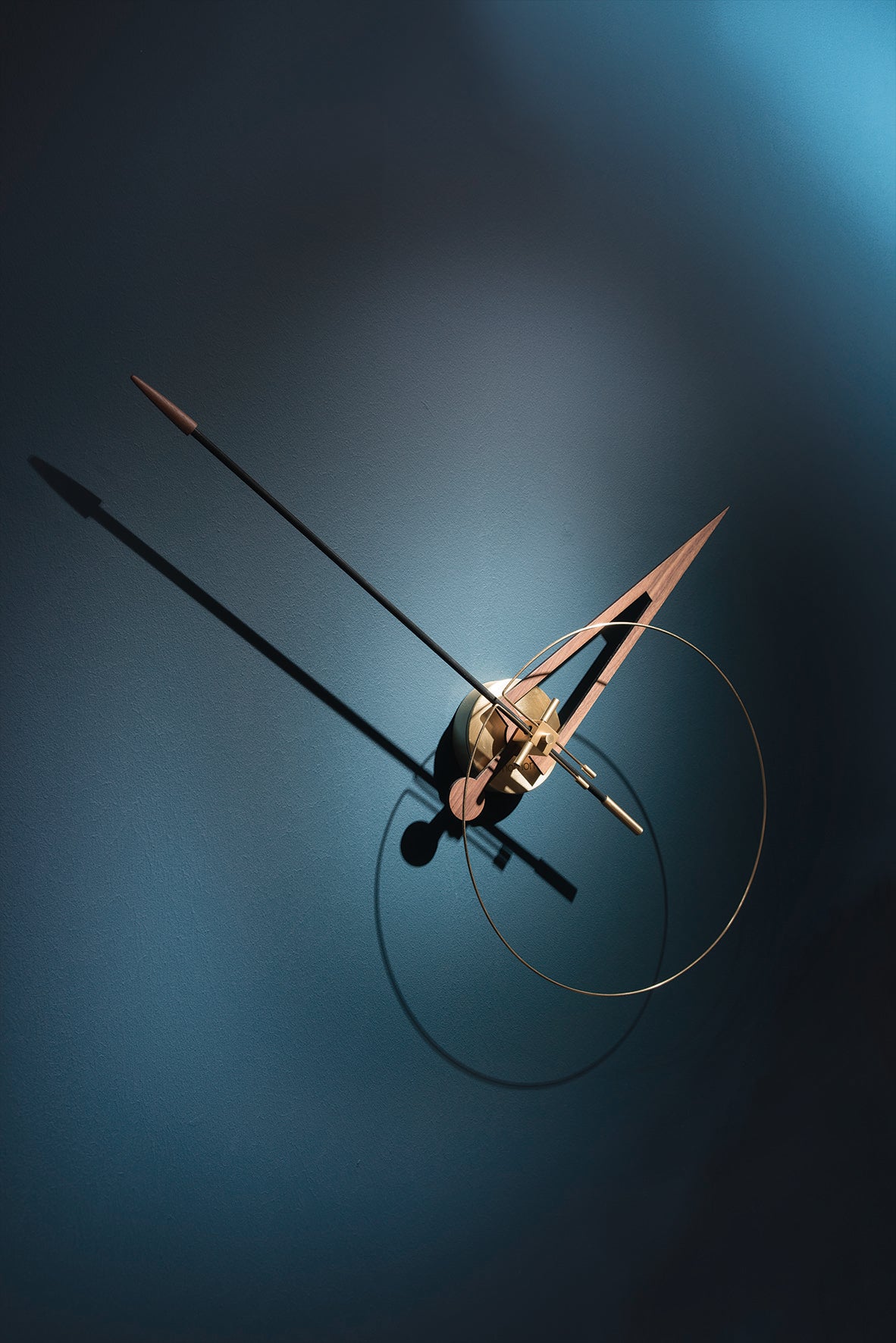 Wanduhr CRIS aus Nussbaumholz mit messingfarbener Oberfläche