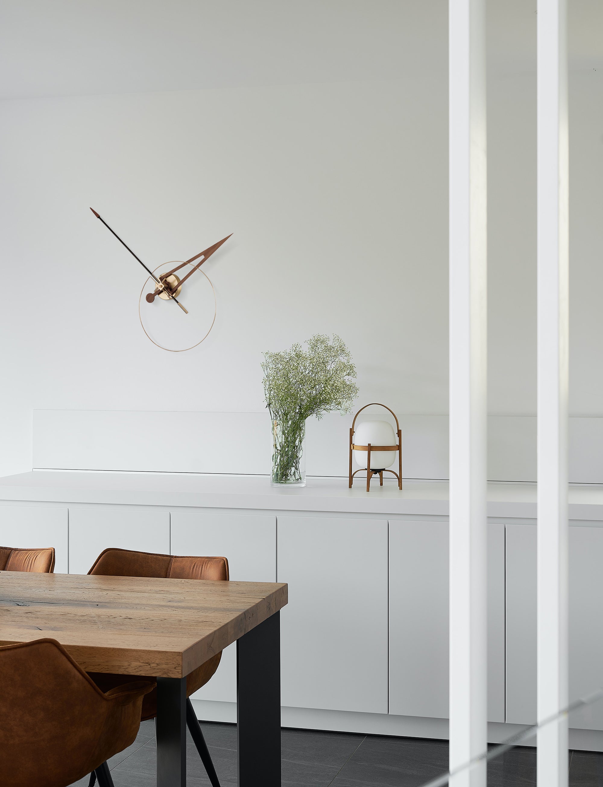 Wanduhr CRIS aus Nussbaumholz mit messingfarbener Oberfläche